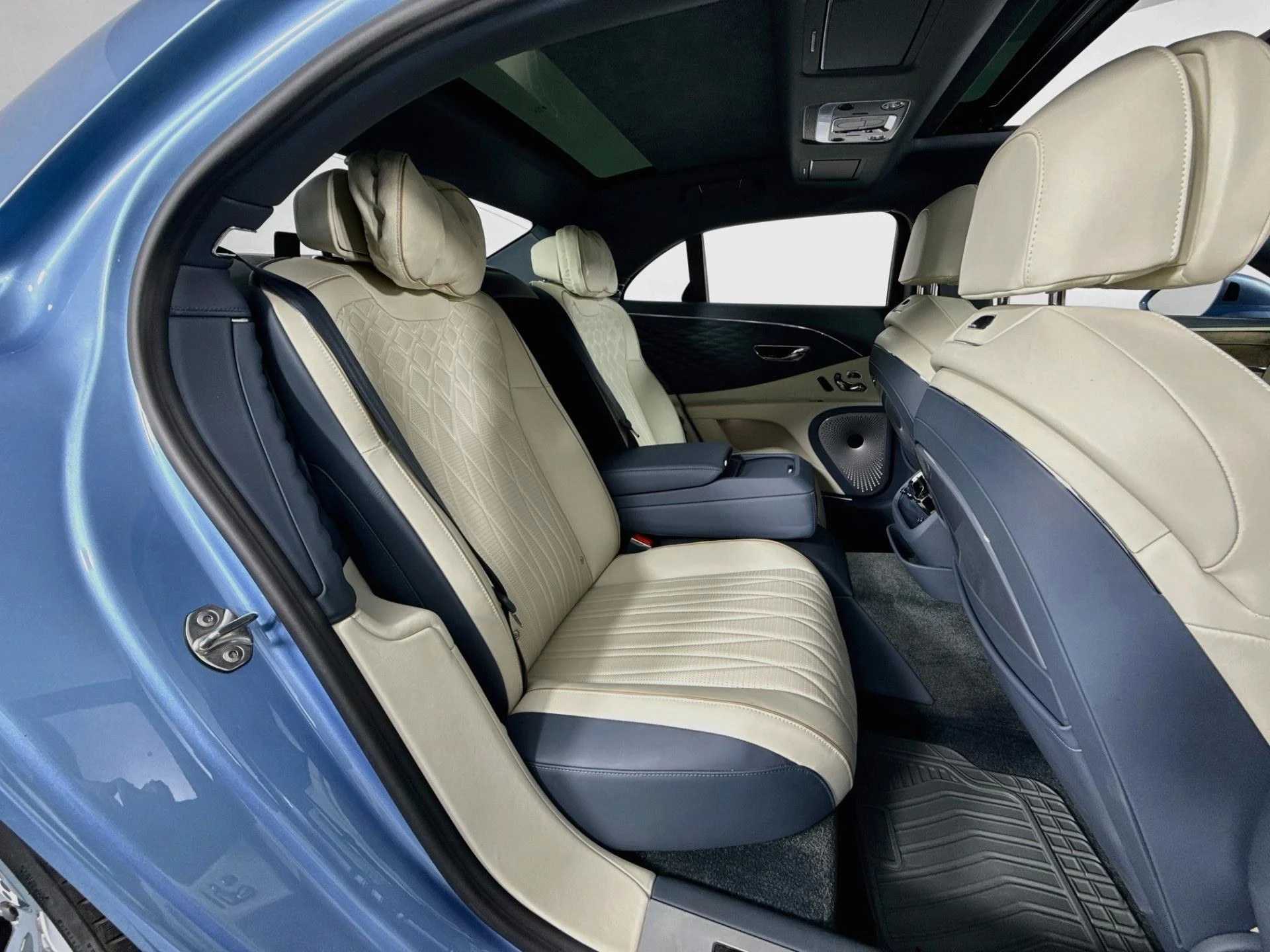 mph029_1841039592_Used_2022_Bentley_Flying_Spur_V8_1787092897_ec2c7013af