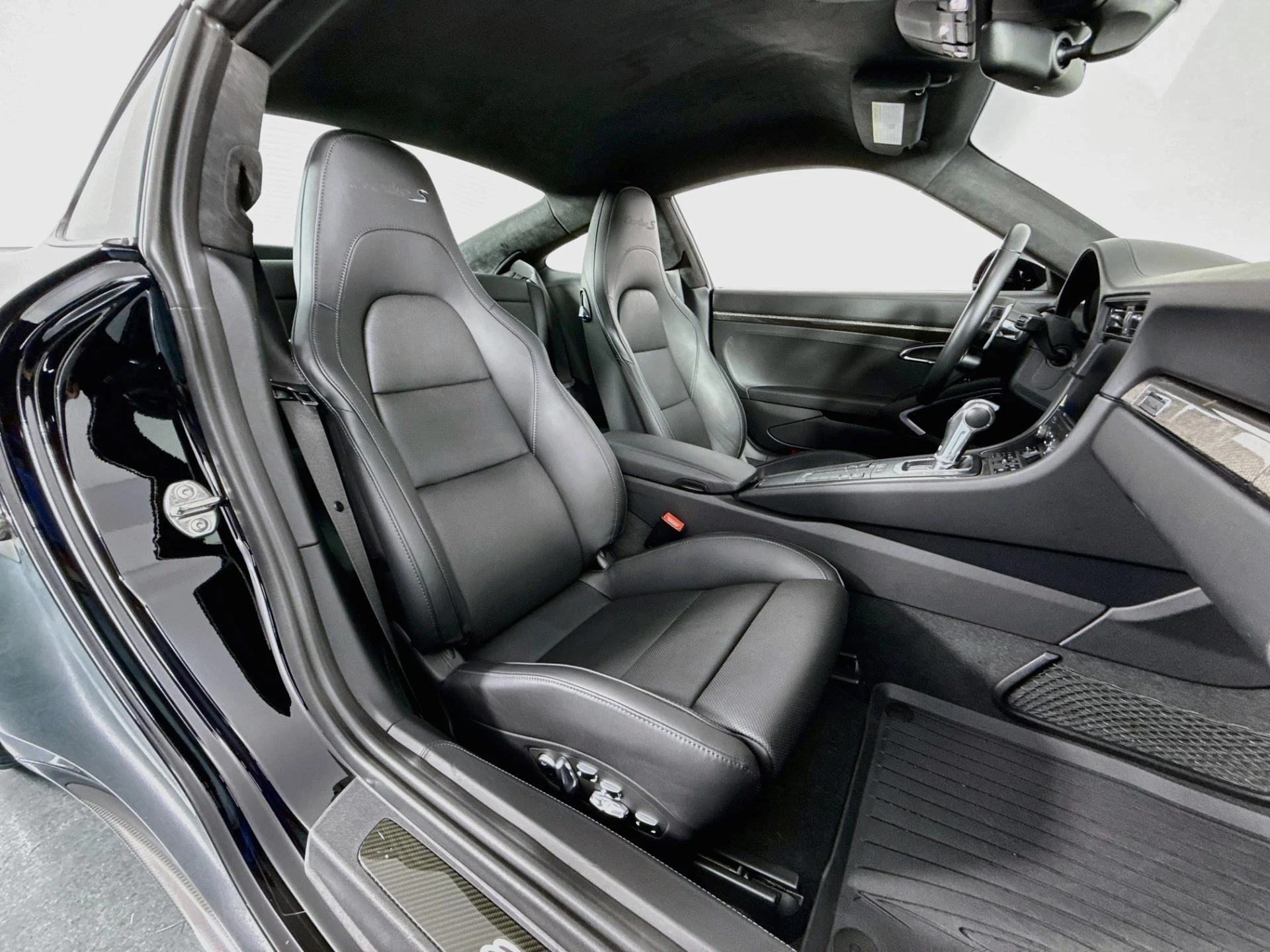mph029_1842268351_Used_2018_Porsche_911_Turbo_S_Exclusive_Series_1789771421_3f108d7557