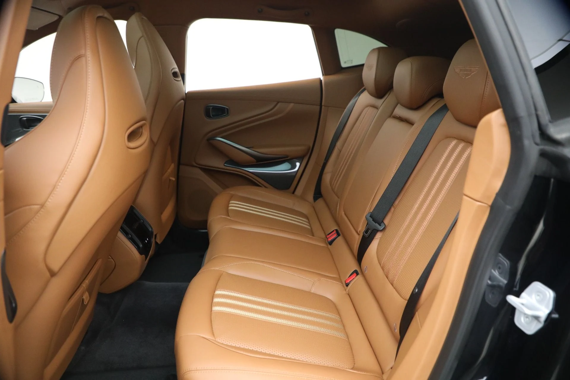 mph029_1851892332_New_2026_Aston_Martin_DBX_707_1767991893_b5fc4434a7