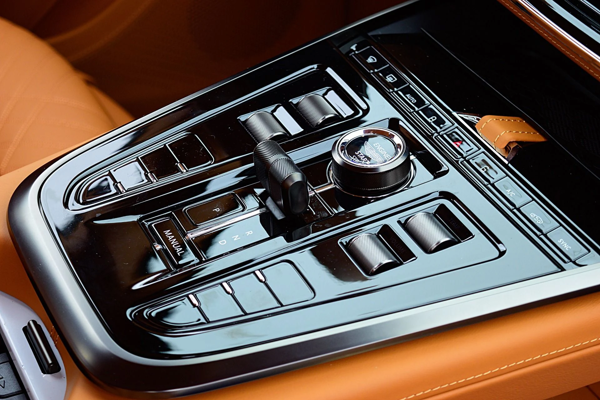 mph029_1852842570_New_2025_Aston_Martin_DBX_707_276be40f75