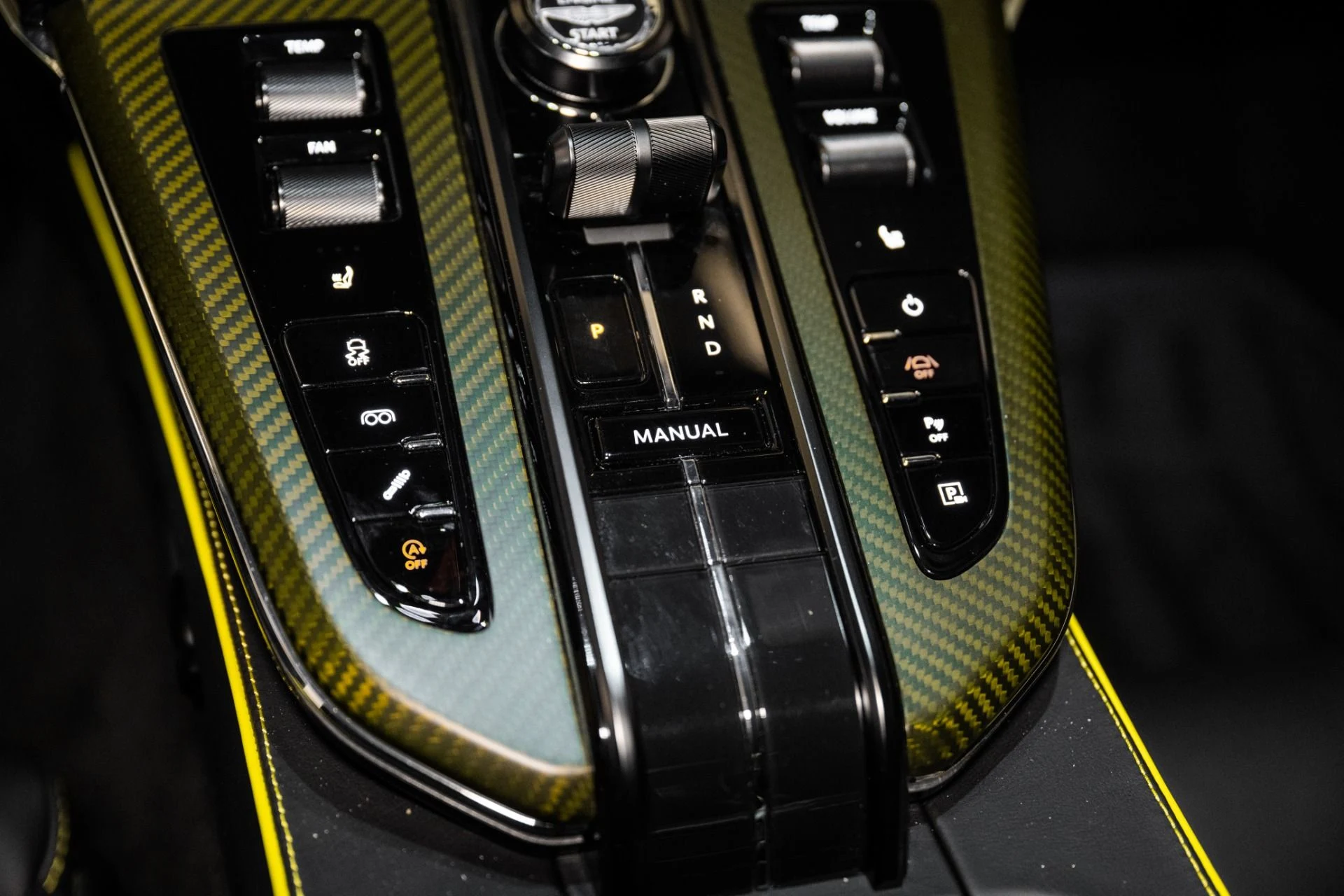 mph029_1852858164_Used_2025_Aston_Martin_Vantage_Coupe_1734713589_7d04f5bc28