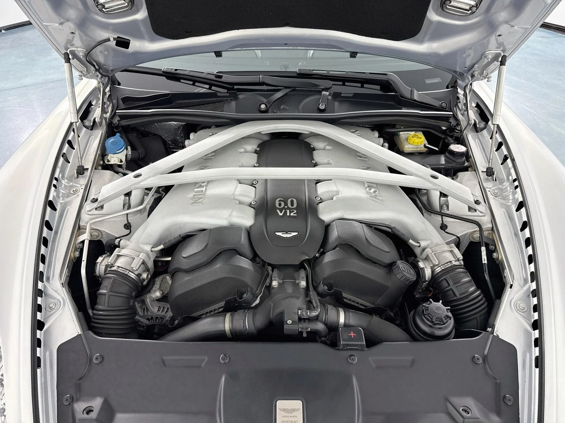 mph029_1866312397_Used_2014_Aston_Martin_DB_9_1791837301_0d762044b9