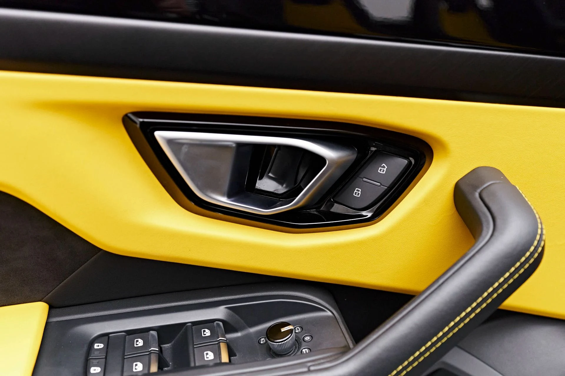 mph029_1874831537_Used_2022_Lamborghini_Urus_1714440387_54e7e80b77