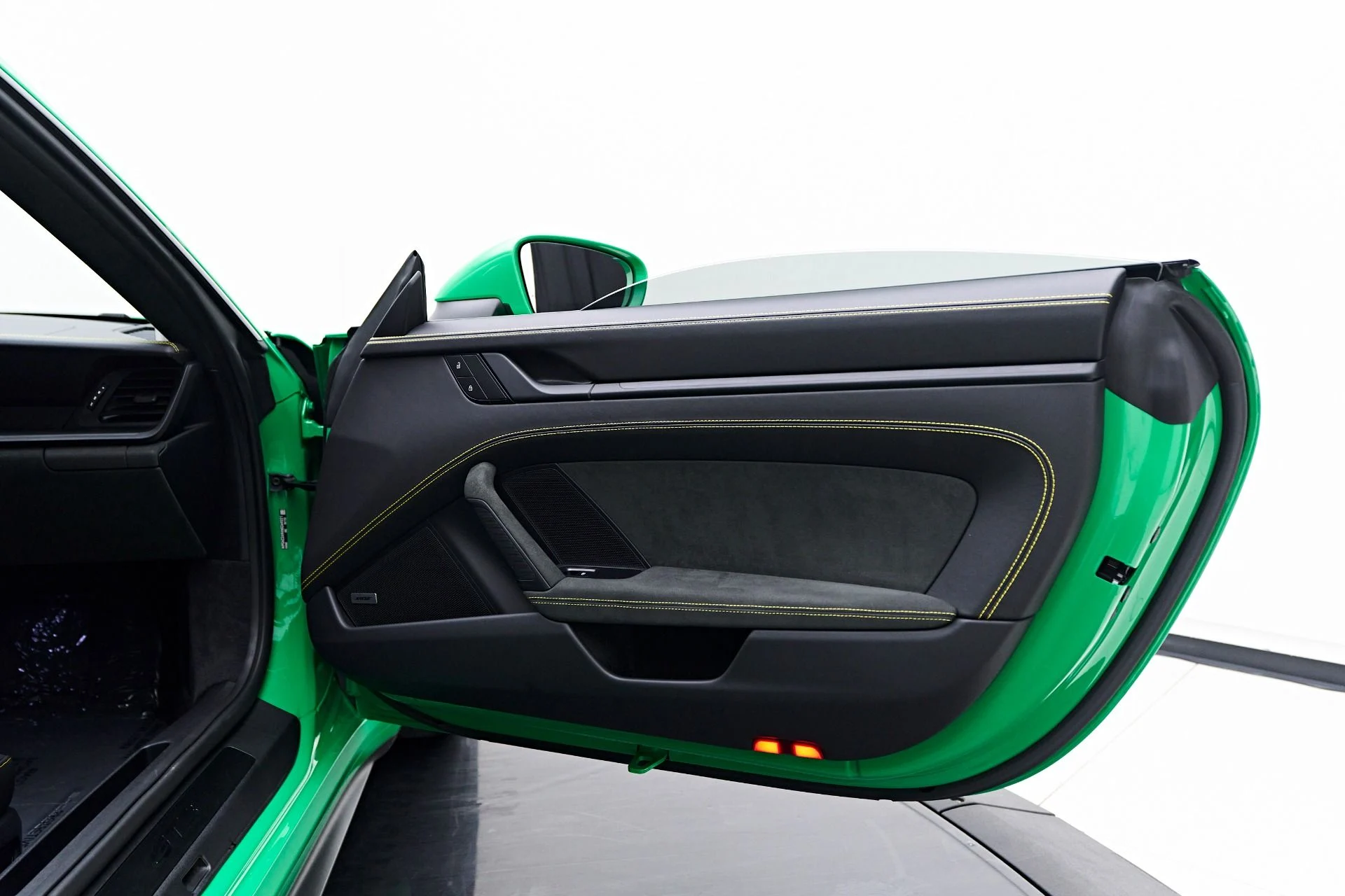 mph029_1876436380_Used_2022_Porsche_911_GT_3_1763574748_9b420731d2