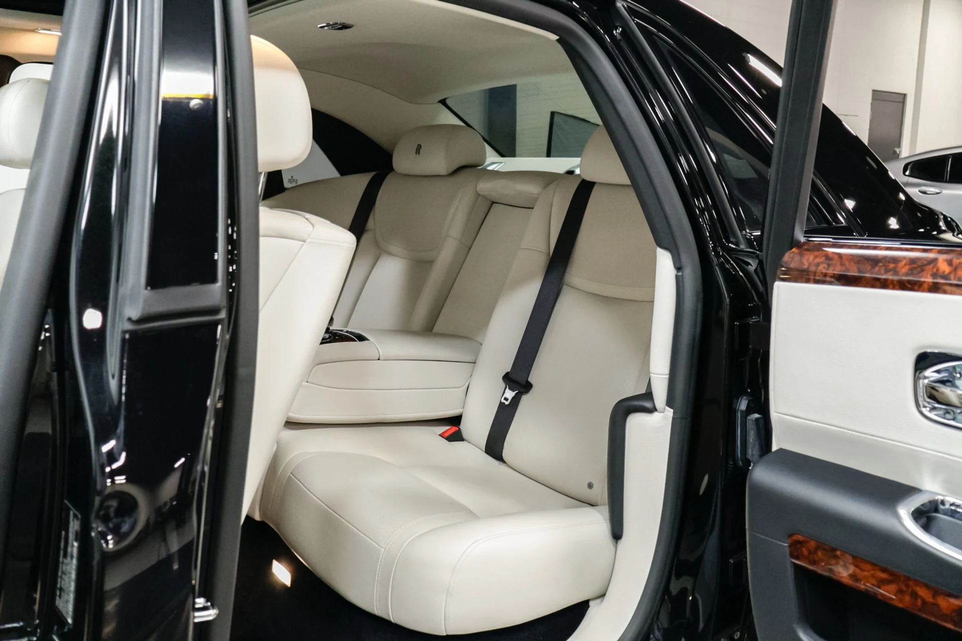mph029_188097264_Used_2015_Rolls_Royce_Ghost_Base_1760537897_7126762527