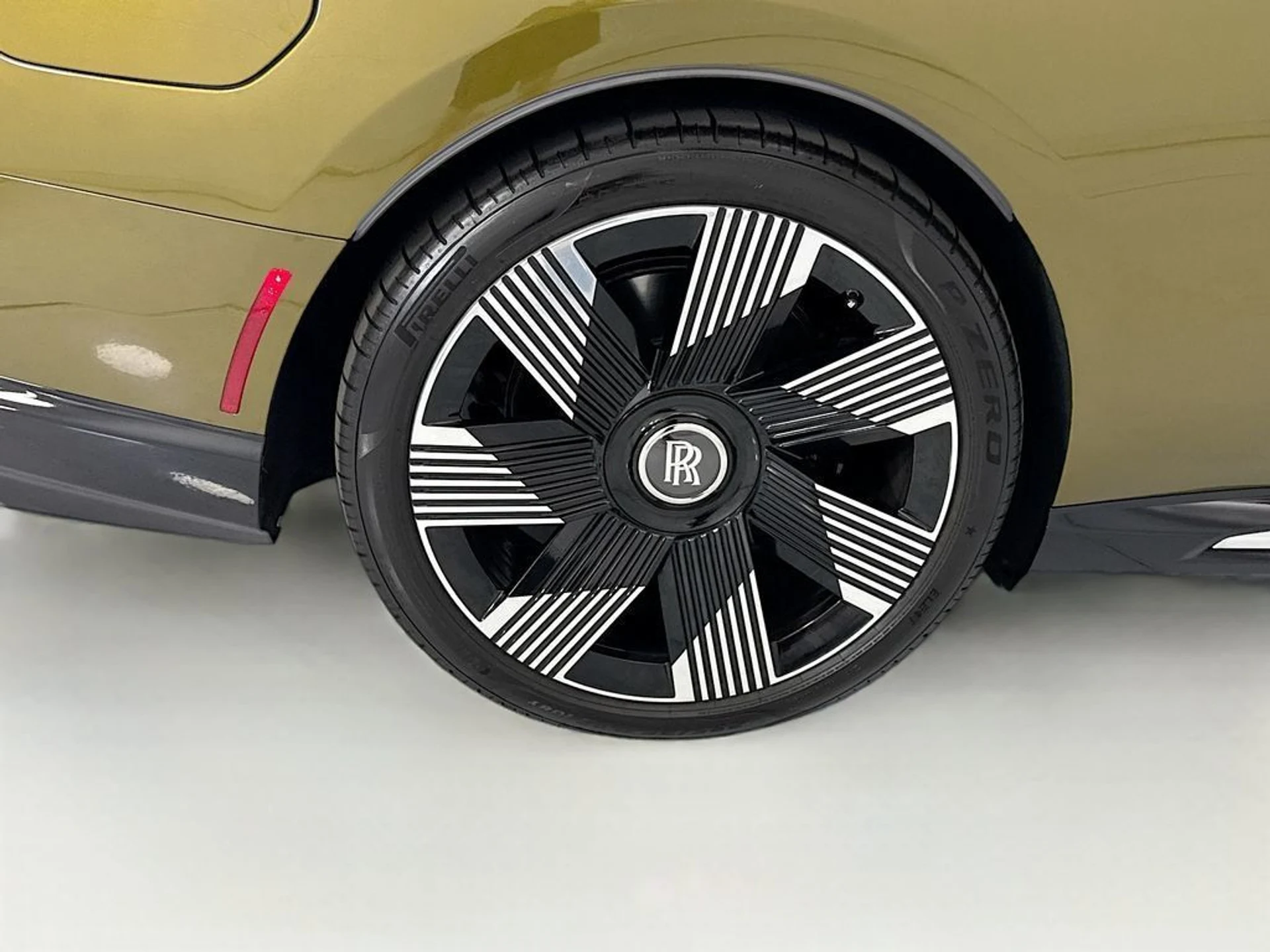 mph029_1889416403_used_2026_rolls_royce_spectre_coupe_8119_23019329_30_1024_84627bd4bf