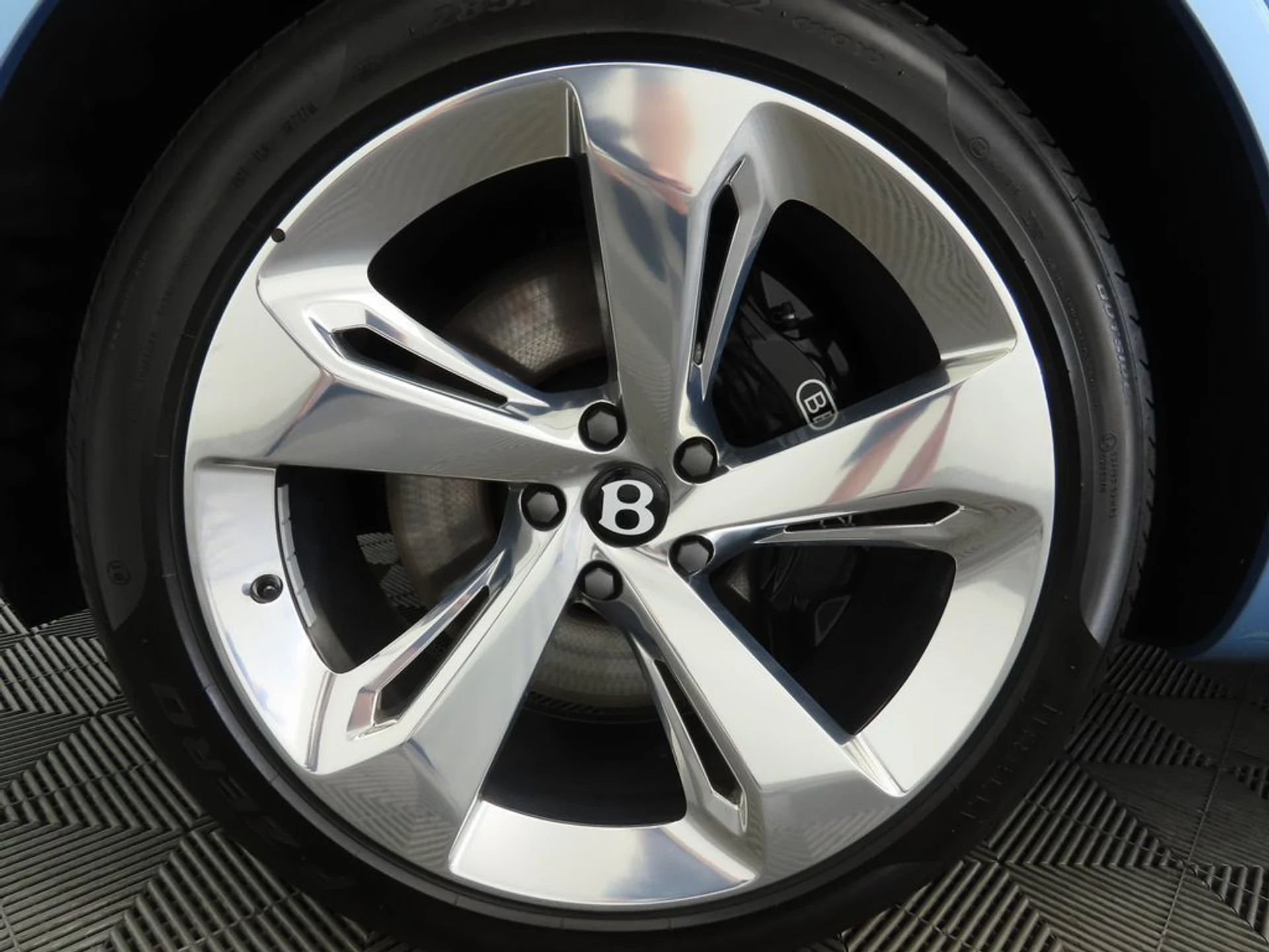 mph029_1926783266_new_2025_bentley_bentayga_v8awd_8119_22909990_30_1024_f7e00a5f6c