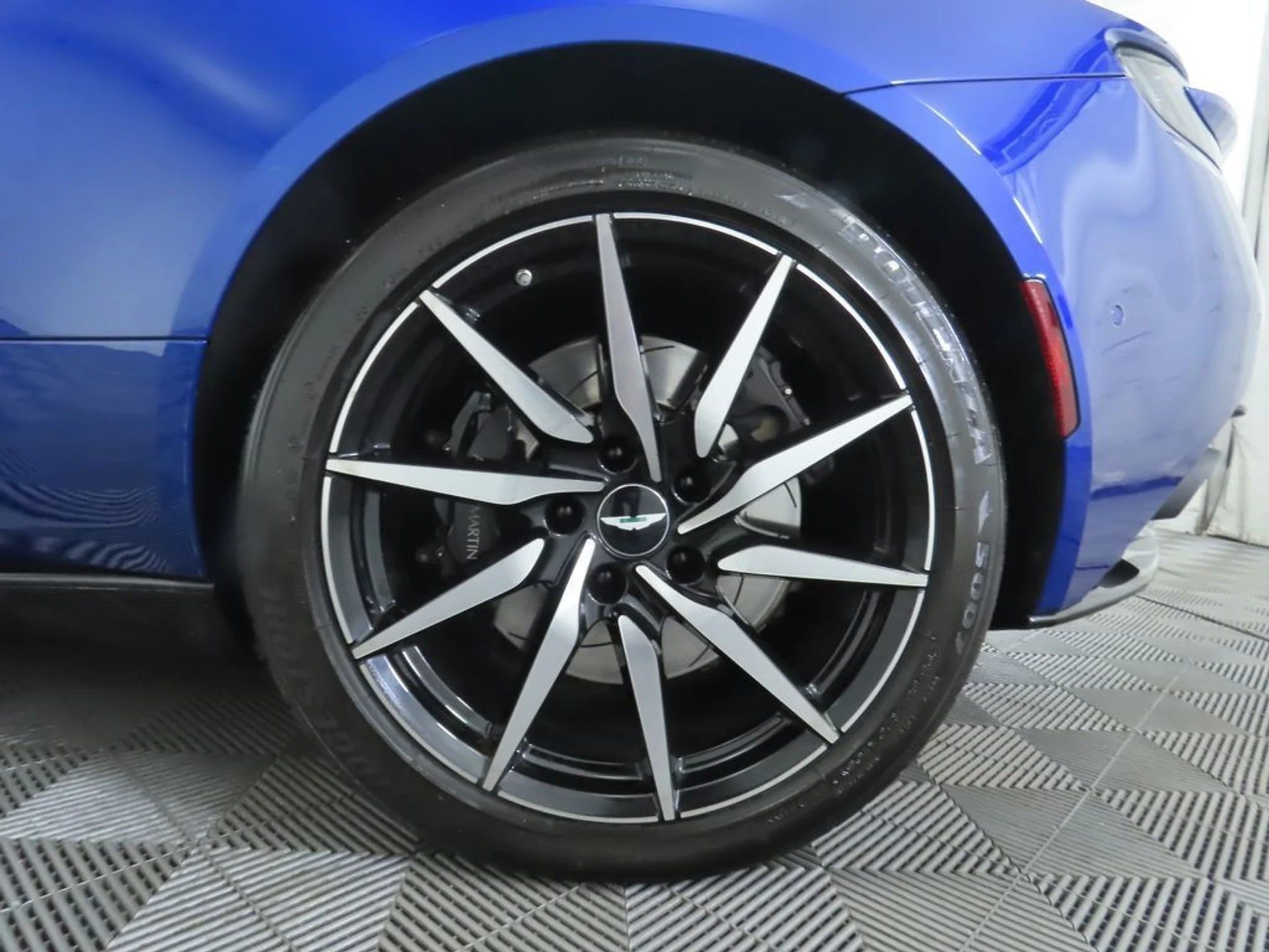 mph029_2004667435_used_2018_aston_martin_db11_v12coupe_8119_22975098_30_1024_0a1bcbf995