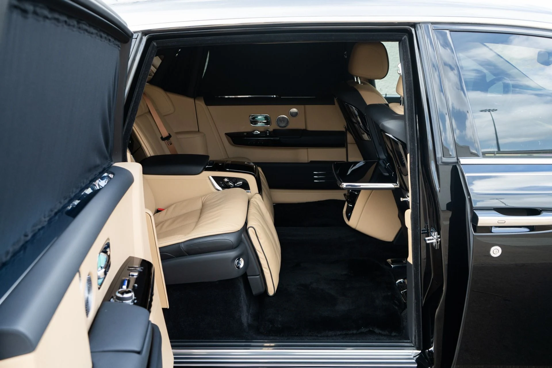 mph029_2039844552_Used_2022_Rolls_Royce_Phantom_EWB_1771455948_201cb9e062