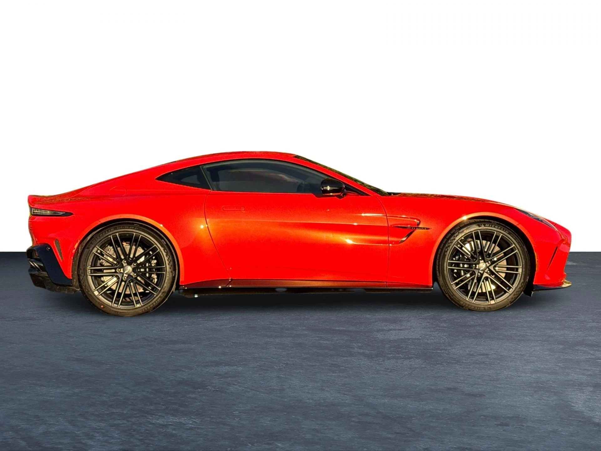 mph029_2041776252_New_2025_Aston_Martin_Vantage_Base_1747424922_55f43da99e