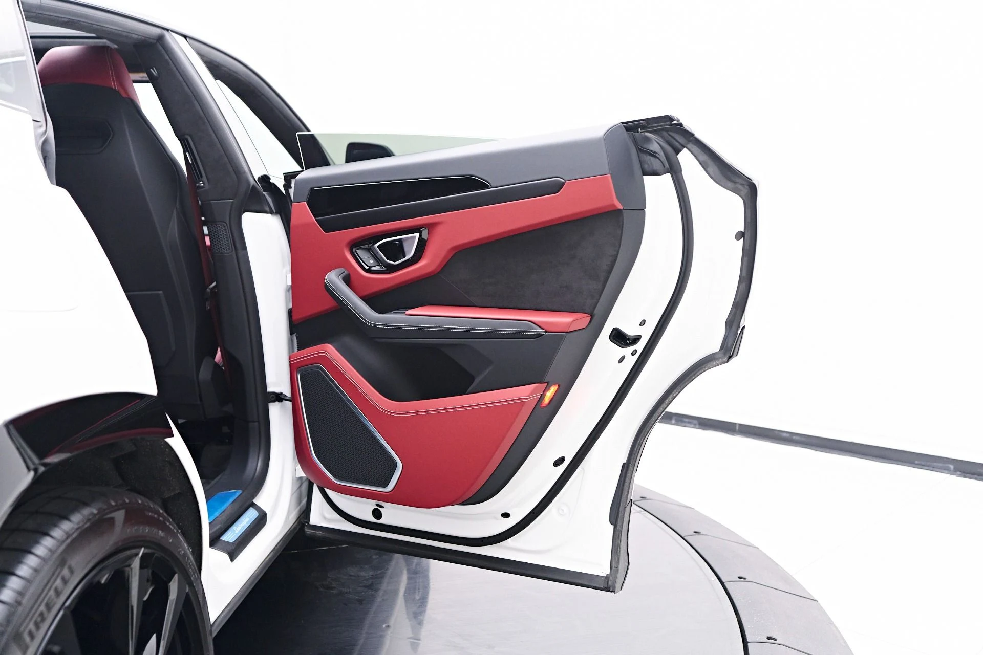 mph029_2068869700_Used_2024_Lamborghini_Urus_S_1751401874_69e358db32