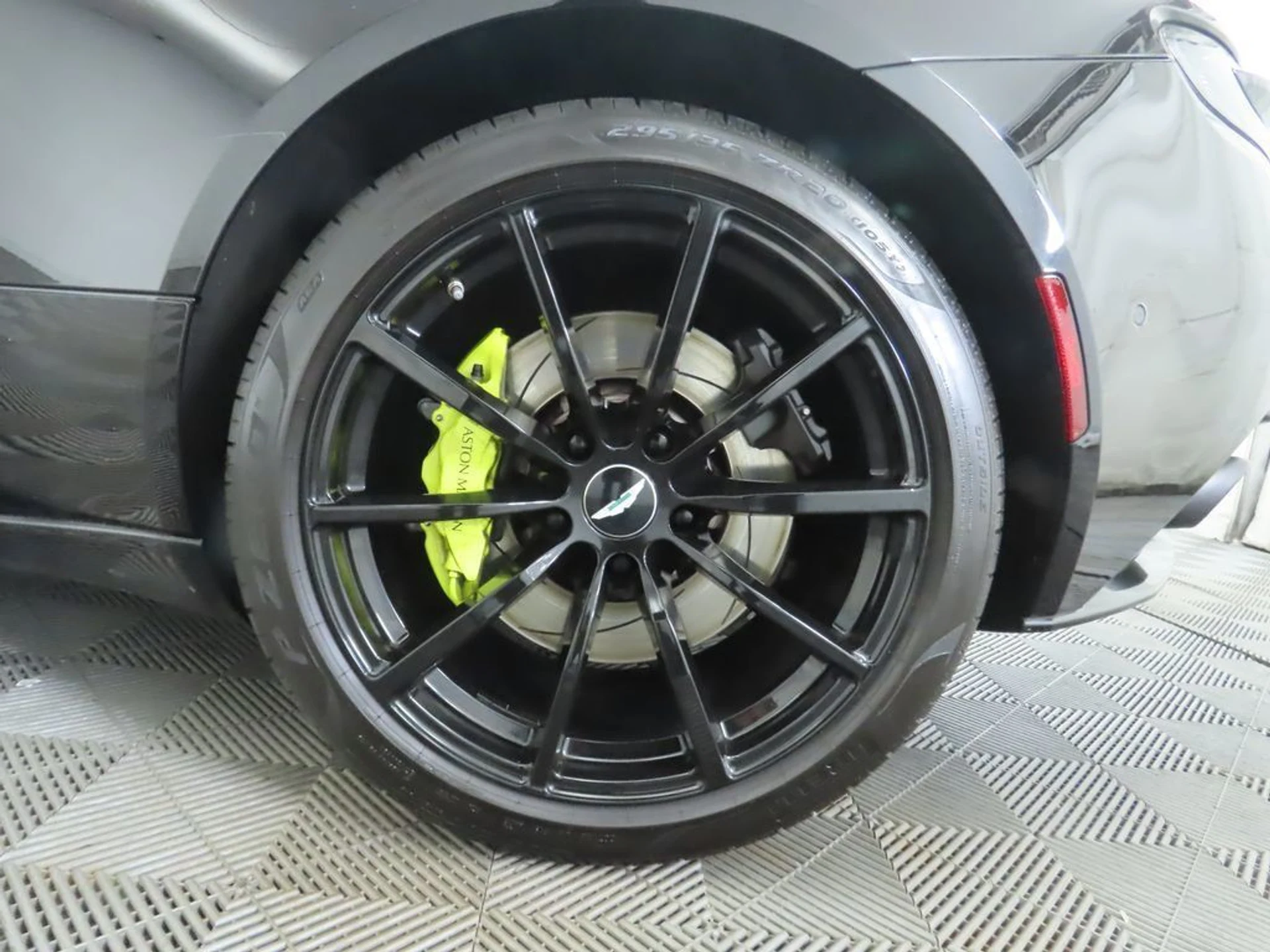 mph029_2088819301_used_2019_aston_martin_db11_amrcoupe_8119_22975631_30_1024_a7f0ffb2c0