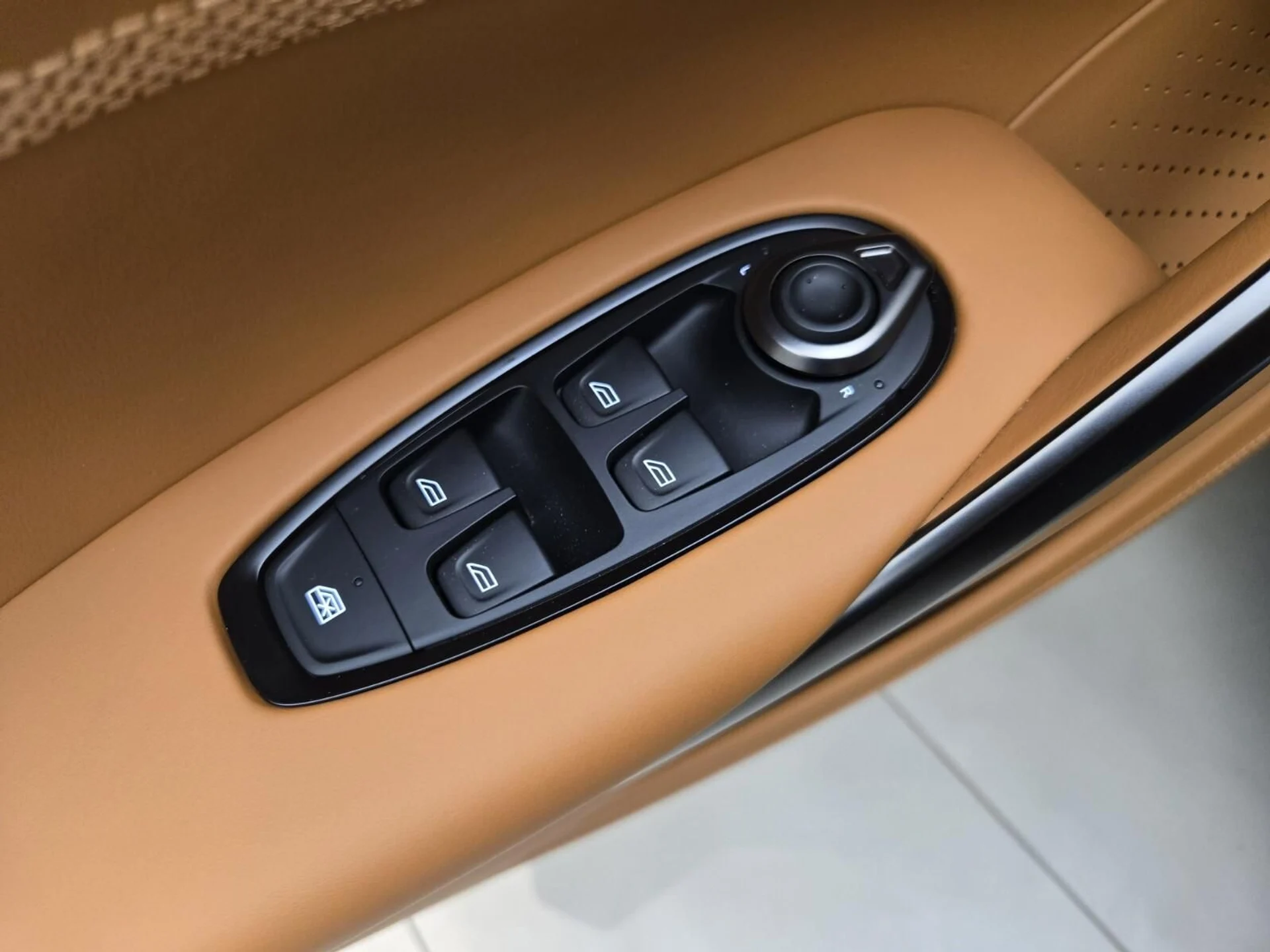 mph029_2121004760_New_2026_Aston_Martin_DBX_707_1761371614_593afc9501