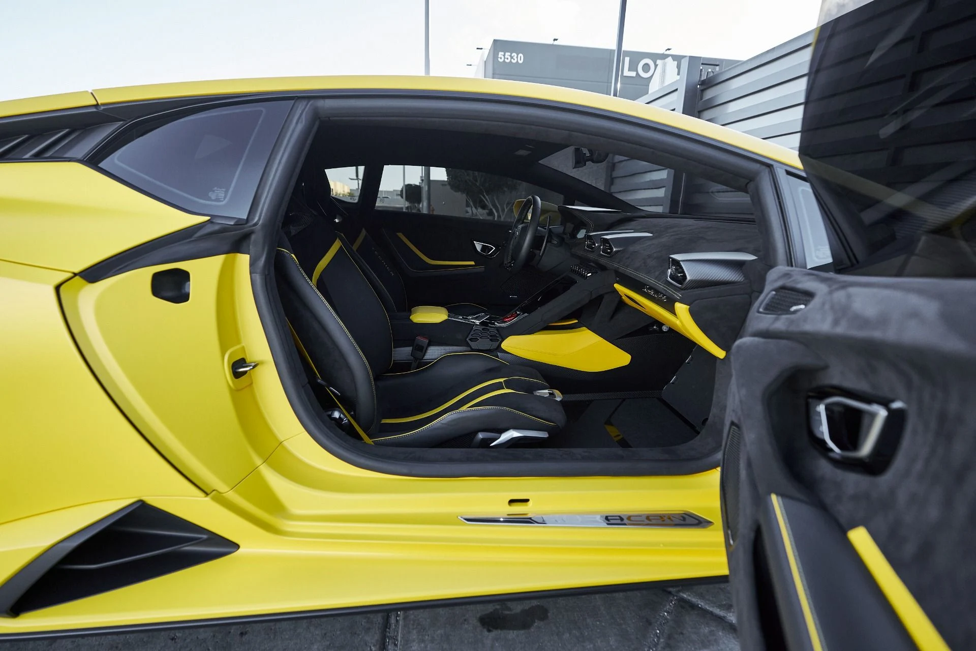 mph029_2128121651_Used_2023_Lamborghini_Huracan_Tecnica_Base_1765333506_76f5954319