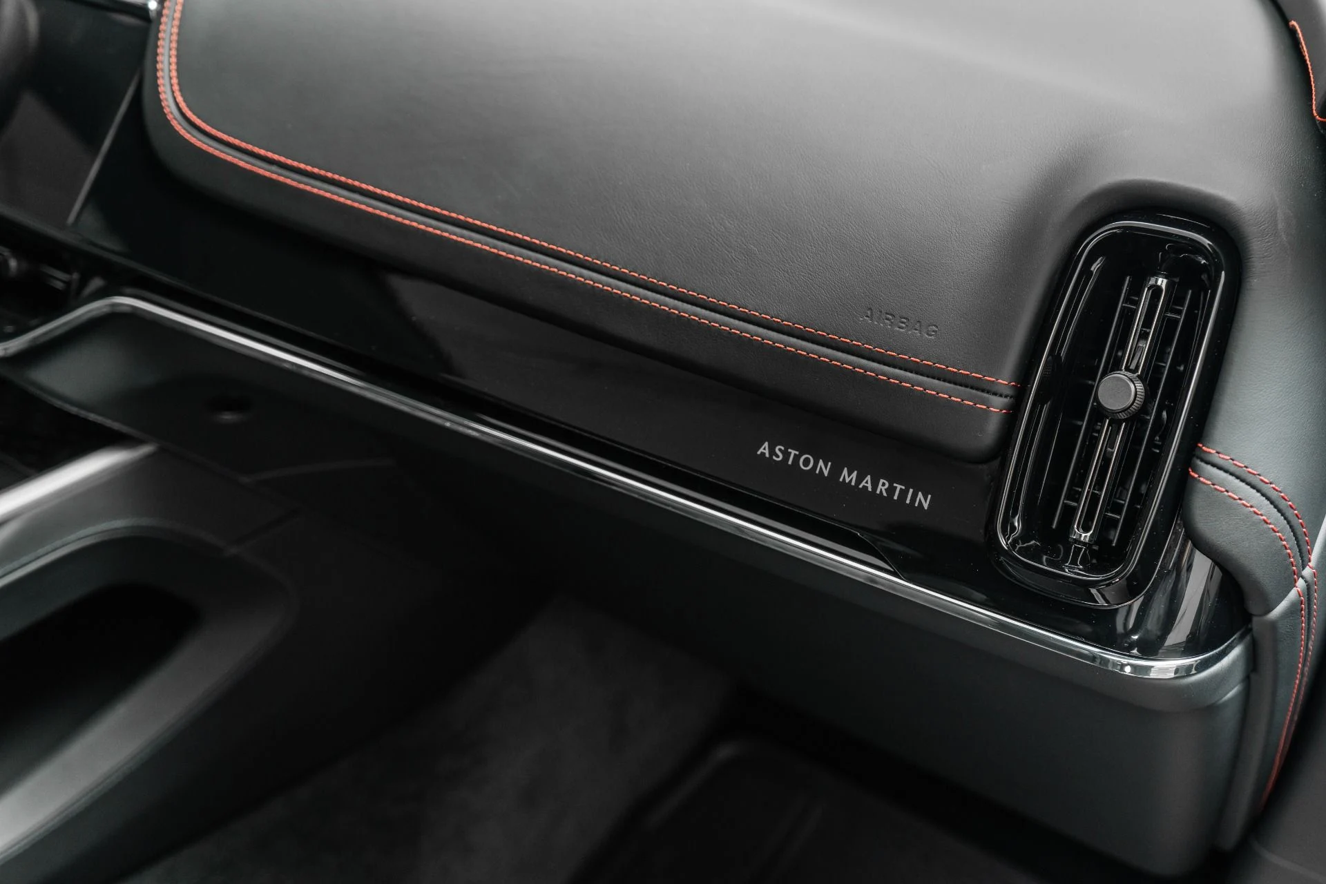 mph029_2142468272_Used_2025_Aston_Martin_DBX_707_23_Inch_Wheels_Factory_Matte_Paint_697_Horsepower_1774034848_975e010aba