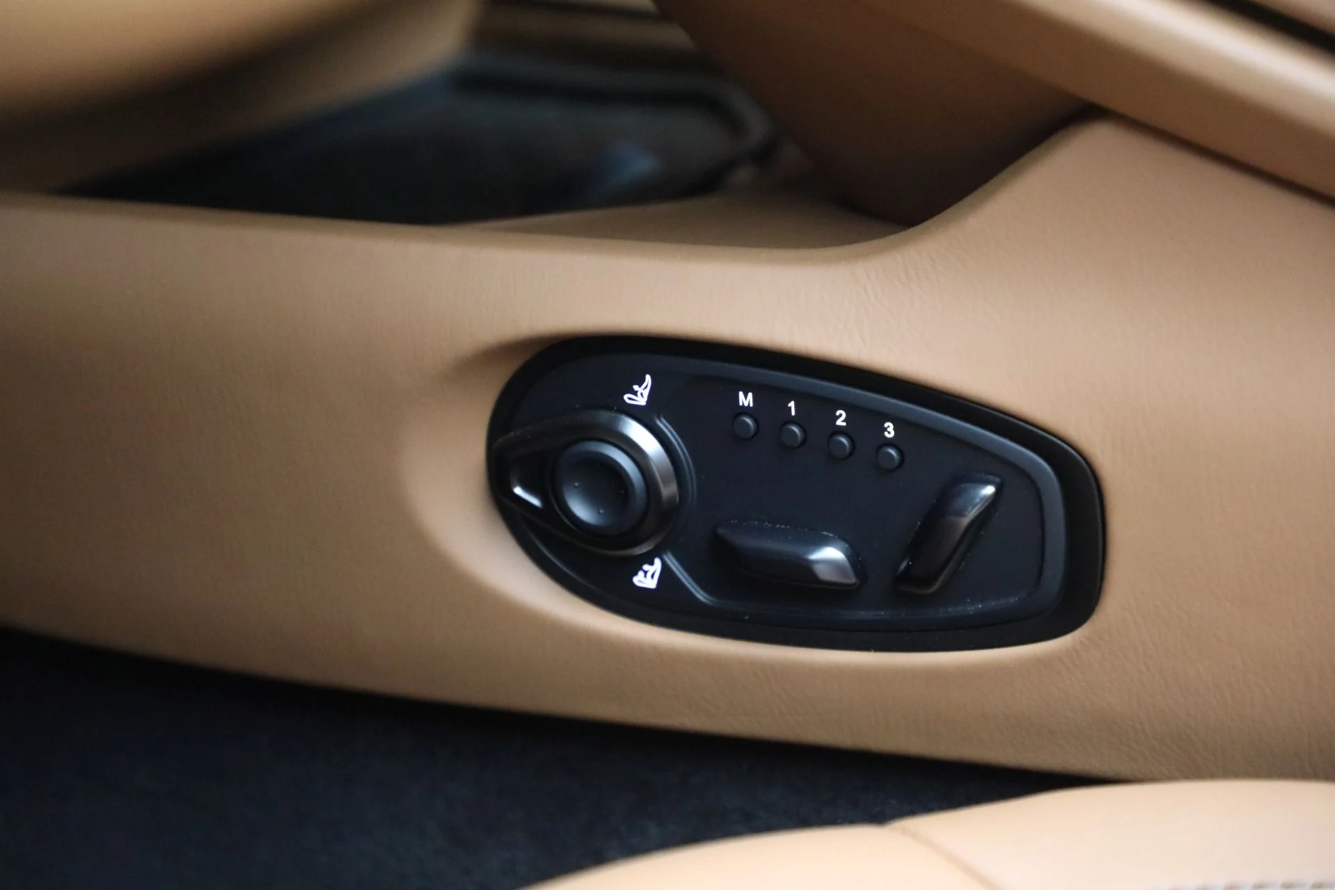 mph029_2154768340_New_2025_Aston_Martin_DB_12_Volante_7da304d90e