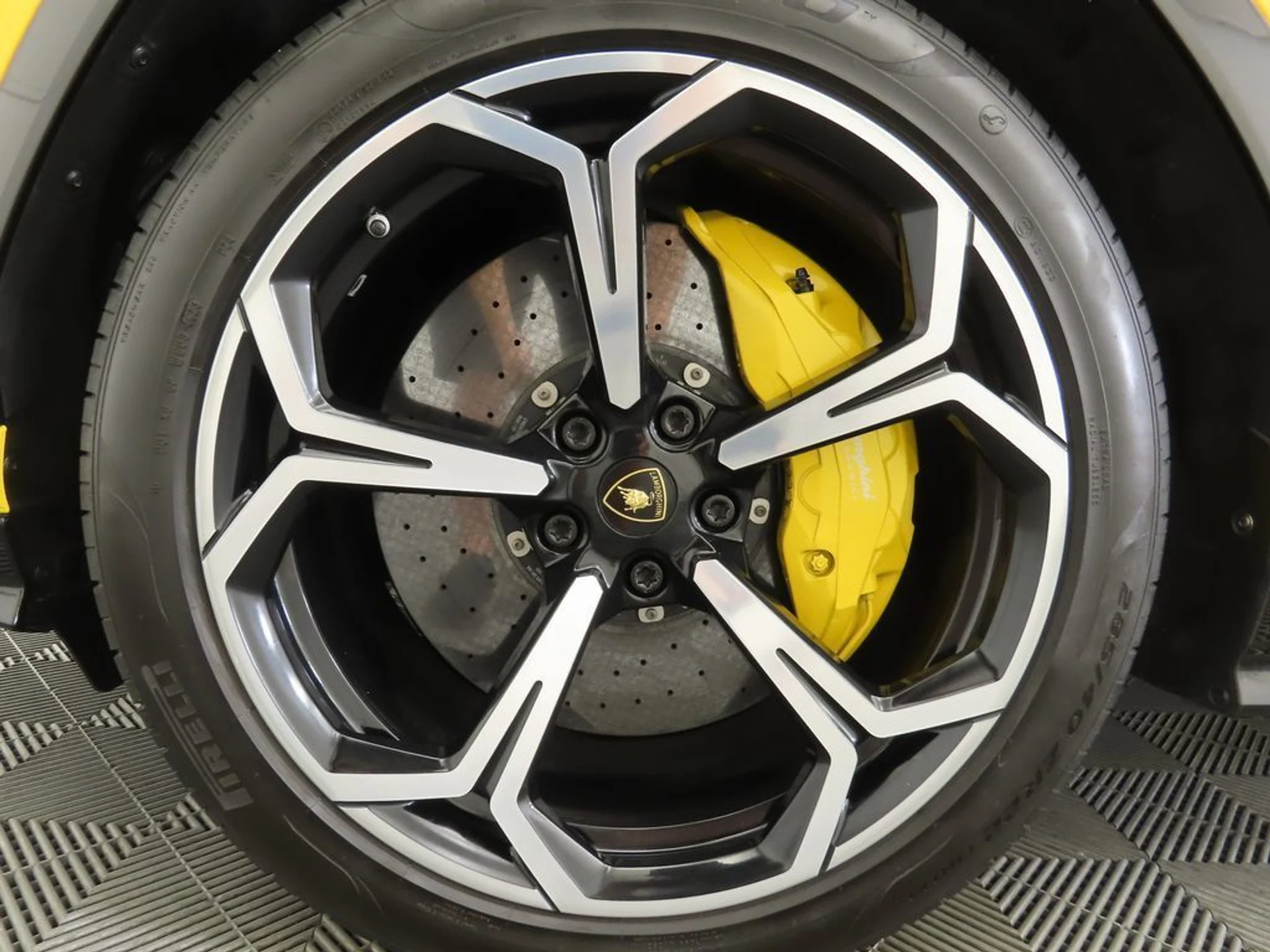 mph029_2172949171_used_2019_lamborghini_urus_awd_8119_22960416_30_1024_6542b85732