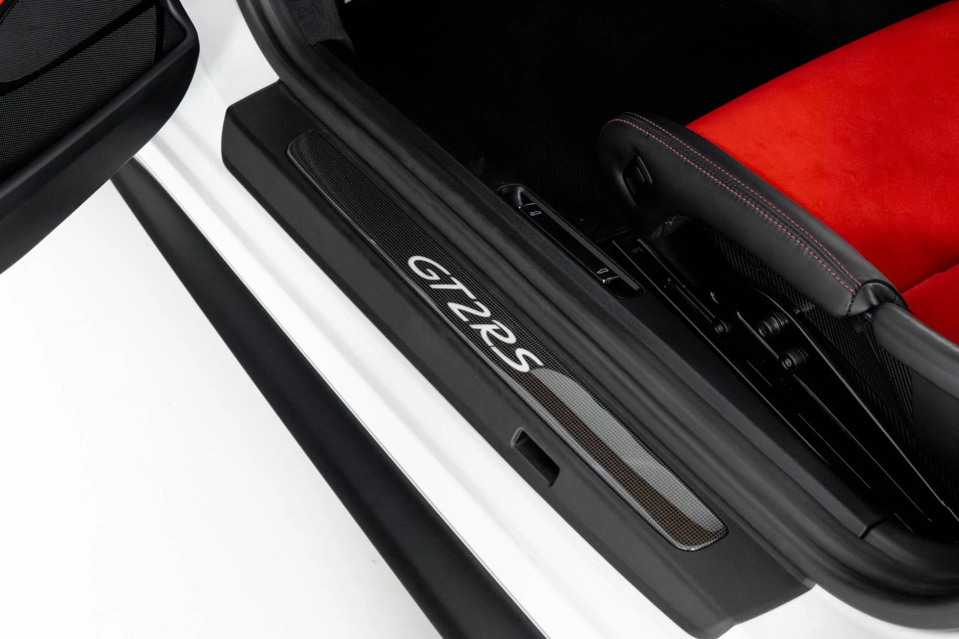 mph029_2198586122_Used_2018_Porsche_911_GT_2_RS_1763508422_2c62da699d