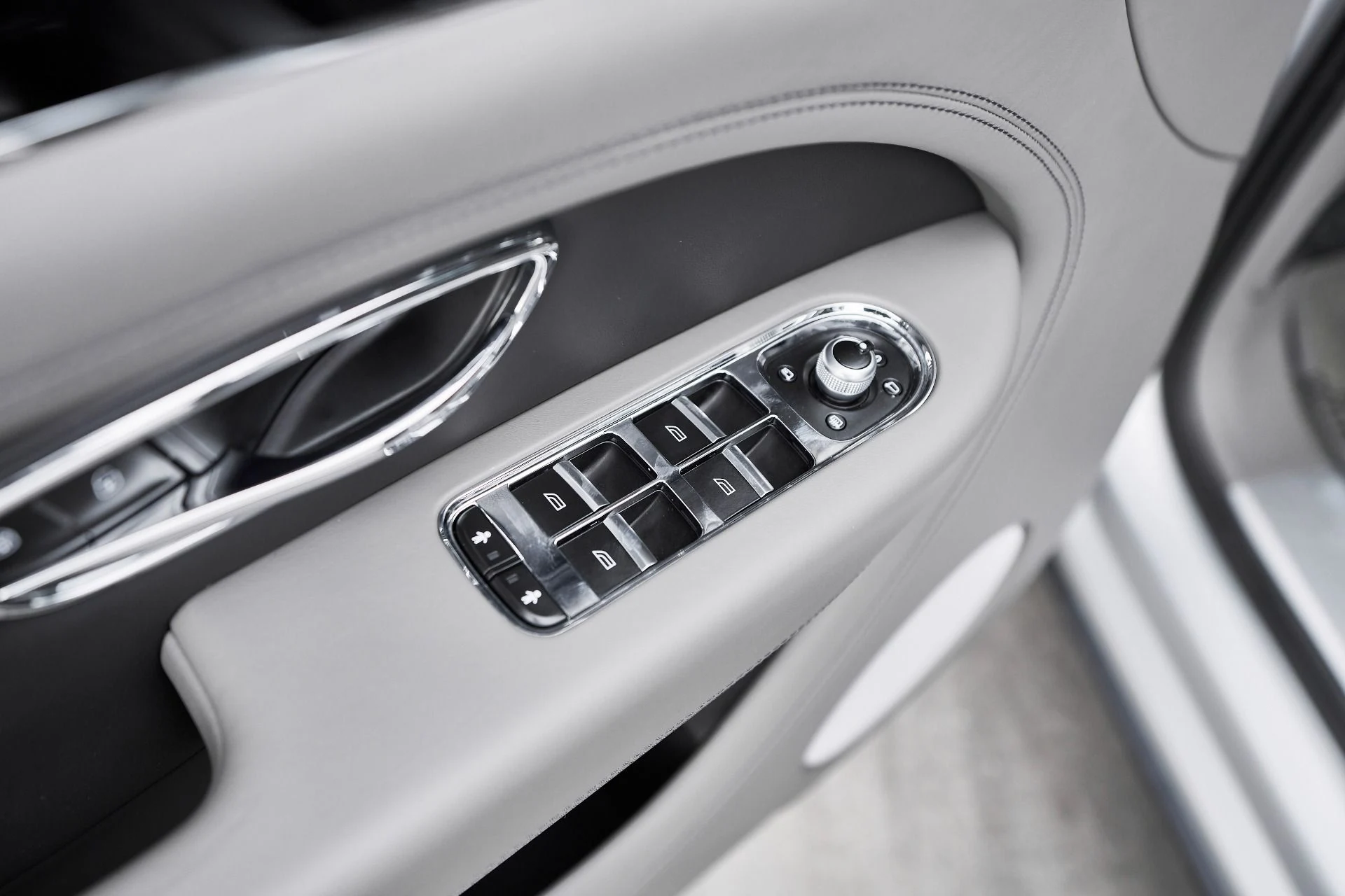 mph029_2207584140_Used_2023_Bentley_Bentayga_EWB_Azure_1763502510_b7530261fa