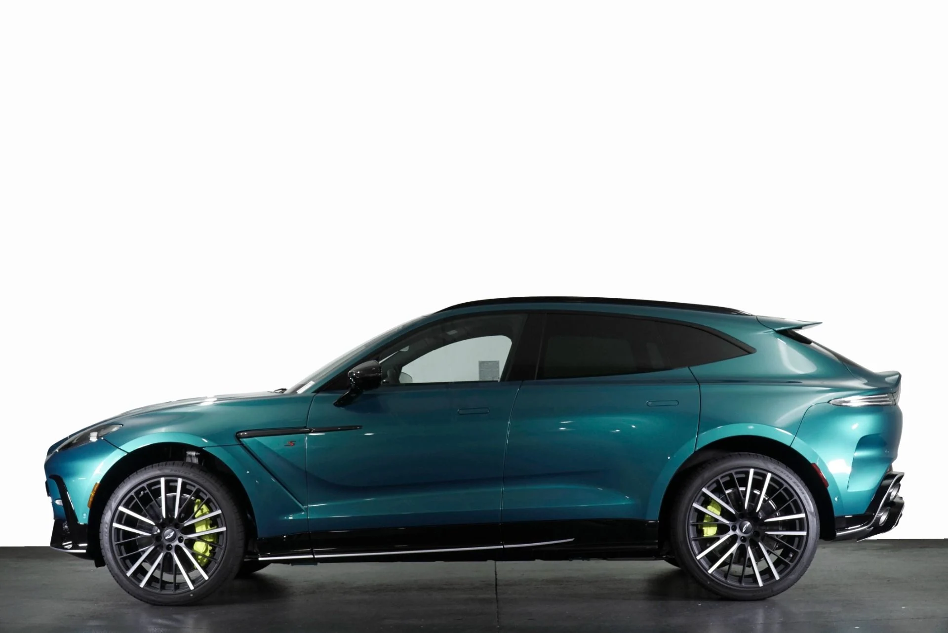mph029_2207985685_New_2026_Aston_Martin_DBX_S_1768416197_0724ae2104