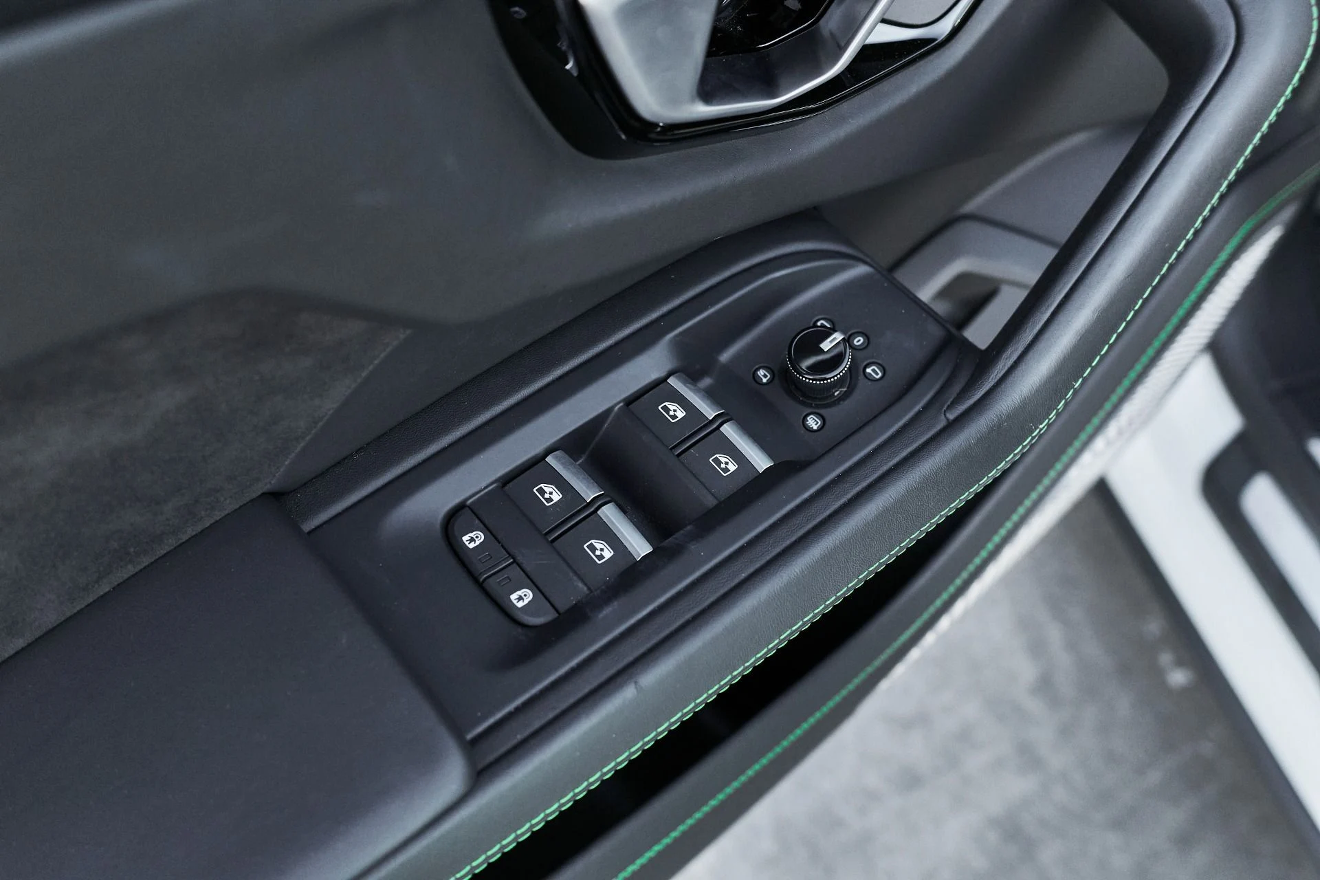 mph029_2227171132_Used_2021_Lamborghini_Urus_1765854482_dc632502b9