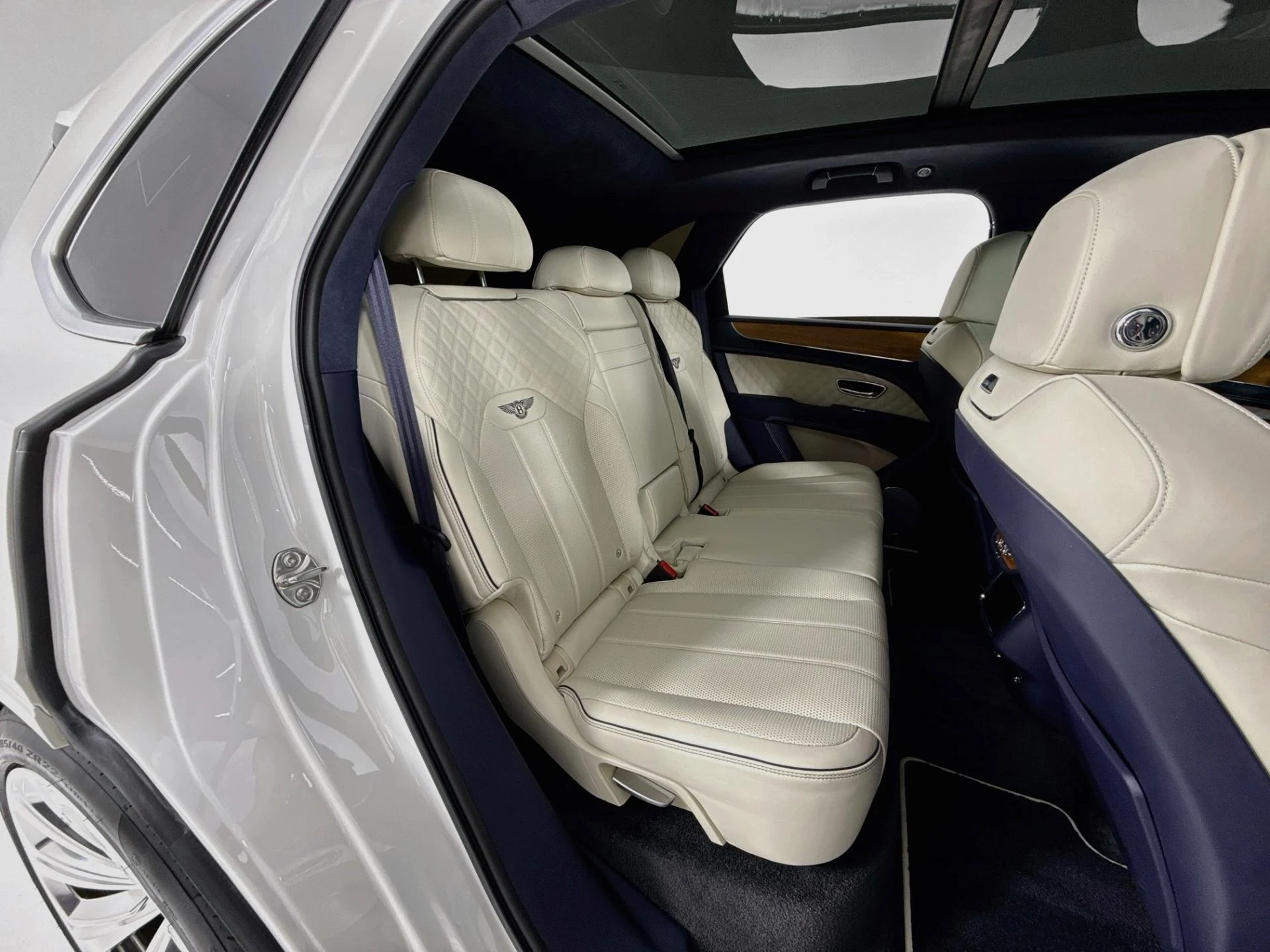 mph029_2231468426_Used_2023_Bentley_Bentayga_Azure_1793142052_c981dae12c