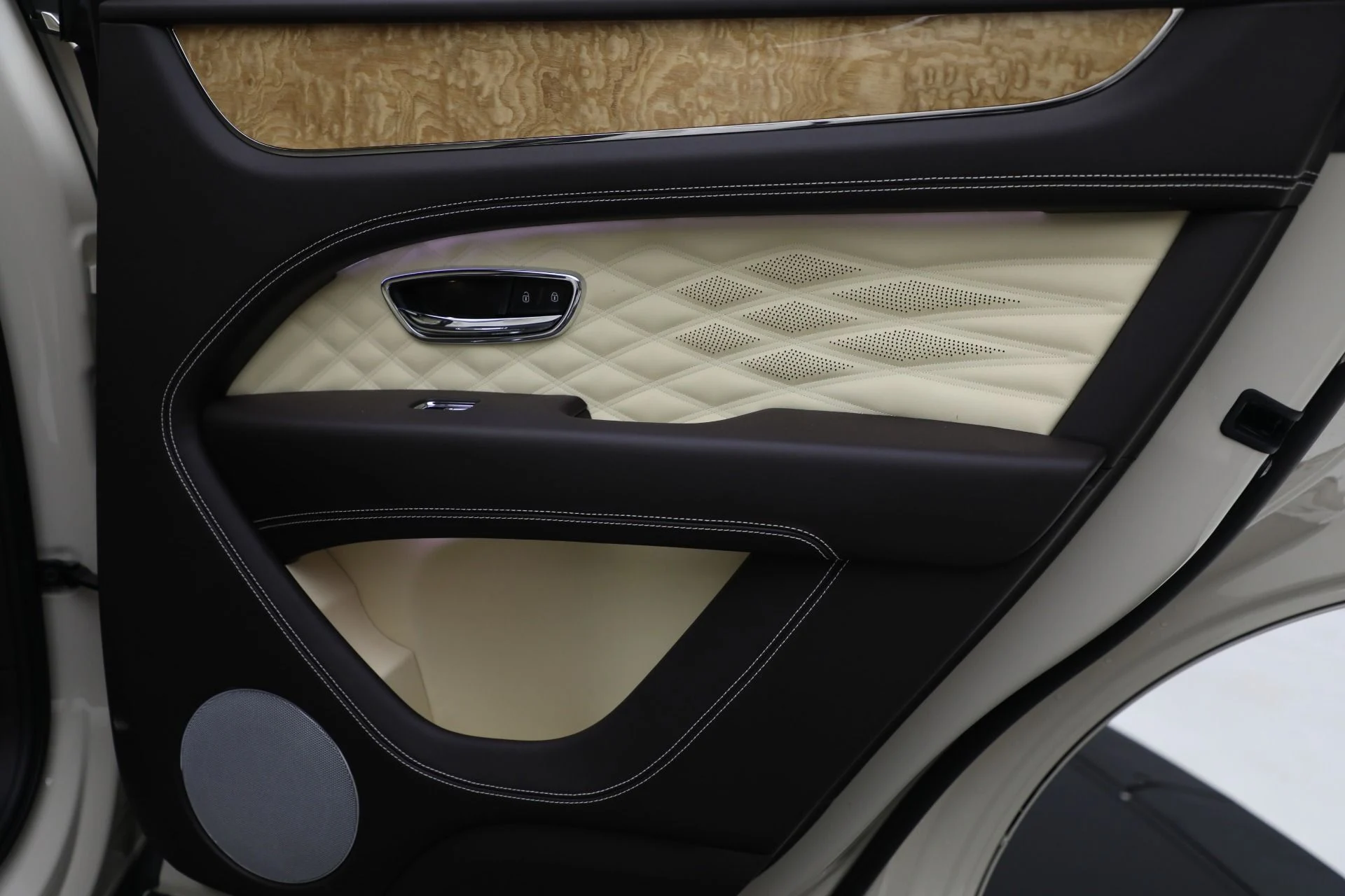 mph029_2250206909_New_2025_Bentley_Bentayga_Azure_V8_343c973823