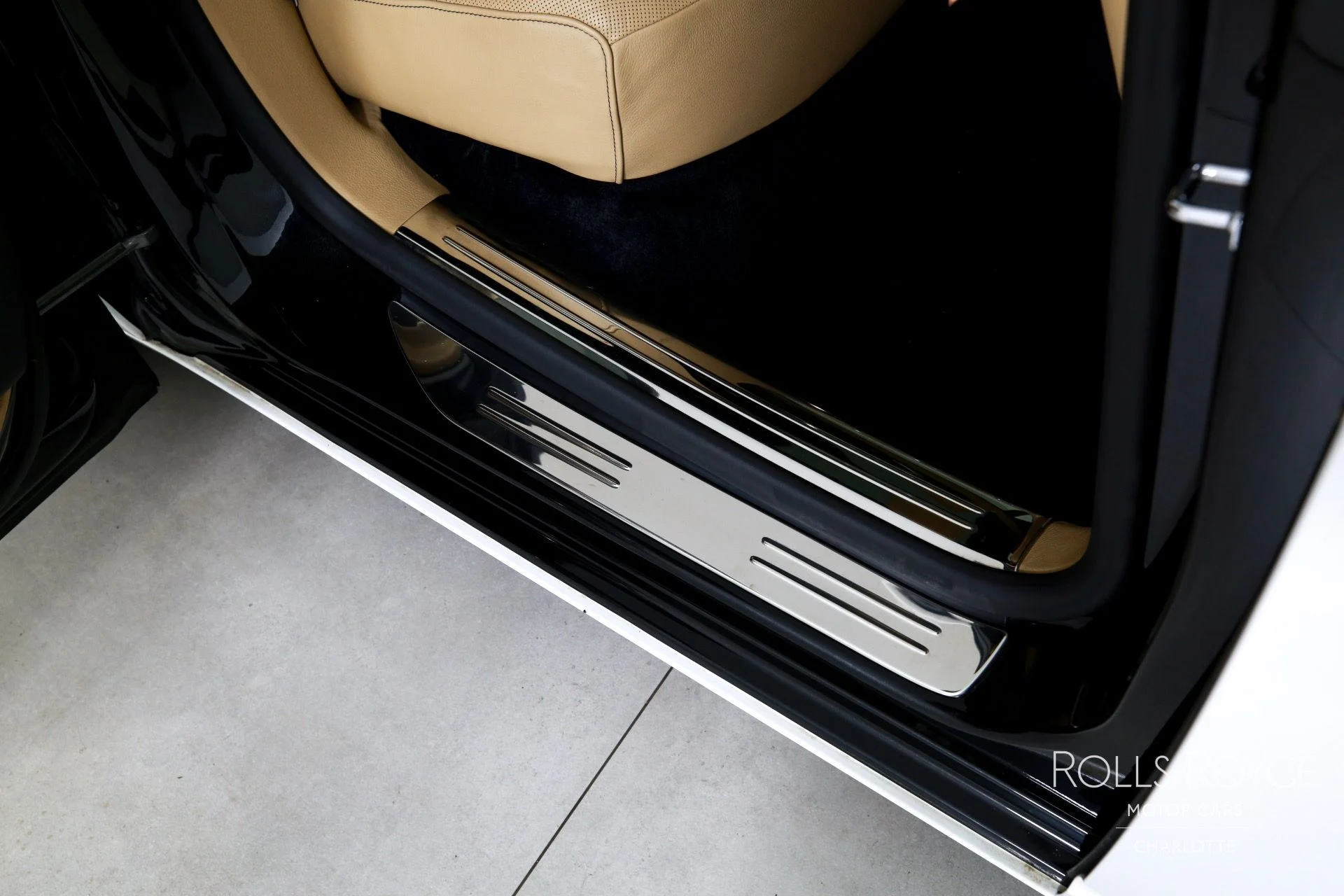 mph029_2265030414_Used_2014_Rolls_Royce_Ghost_1757714696_ff78aa46d7