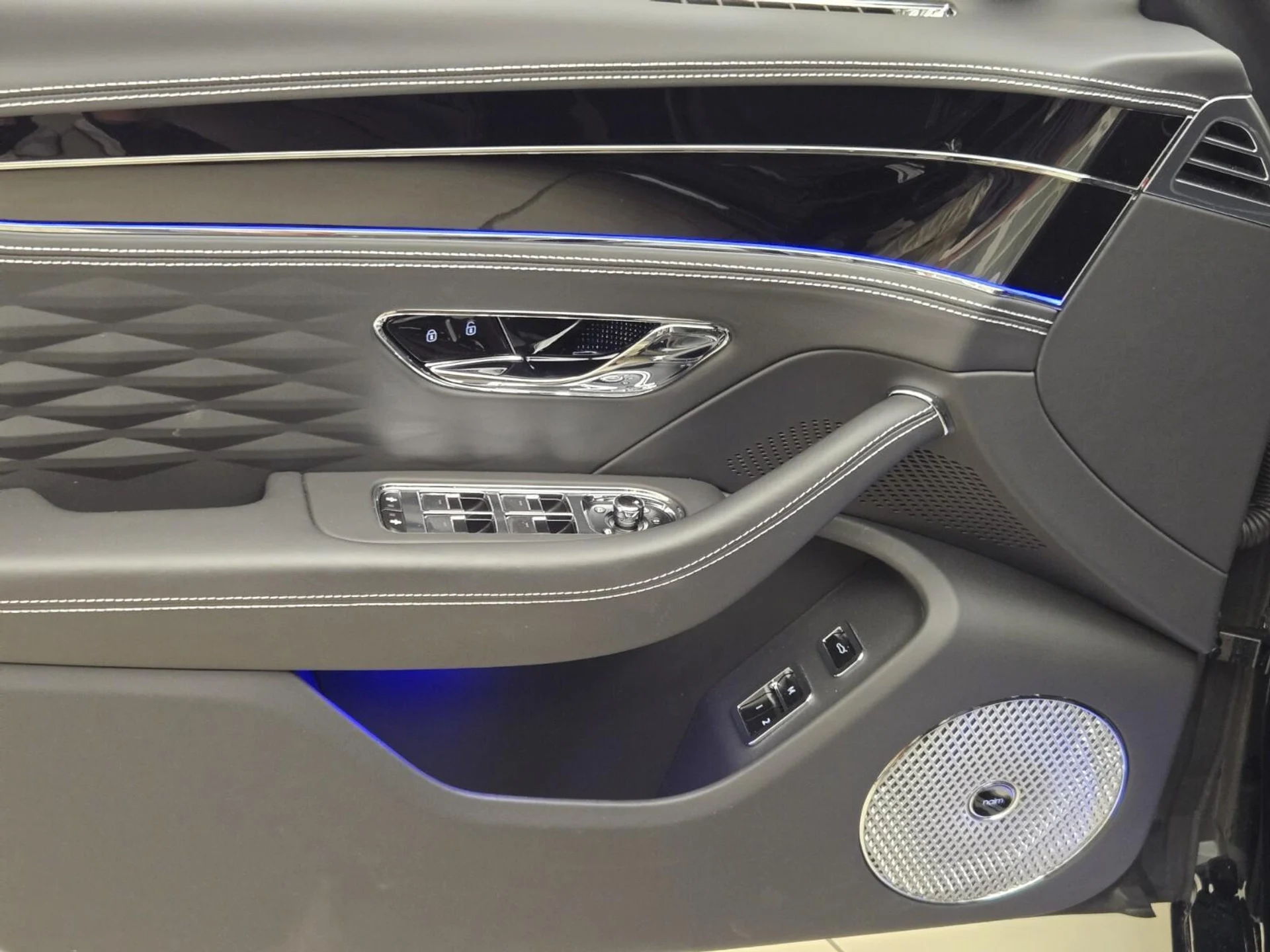 mph029_2273395794_Used_2023_Bentley_Flying_Spur_V8_1761376126_6cf9db81a9