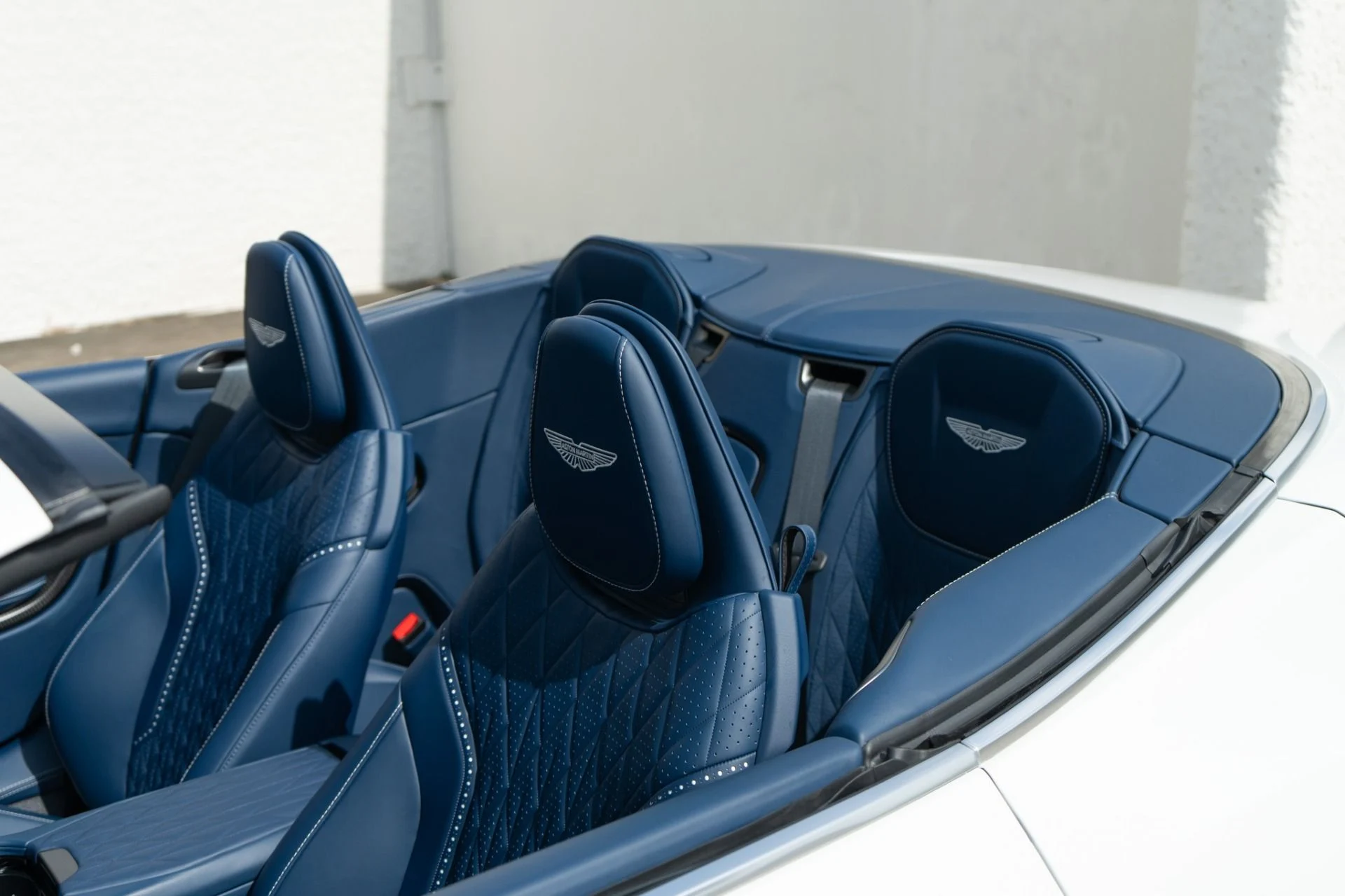 mph029_2279238203_Used_2025_Aston_Martin_DB_12_Volante_1785884214_05bd14ec90