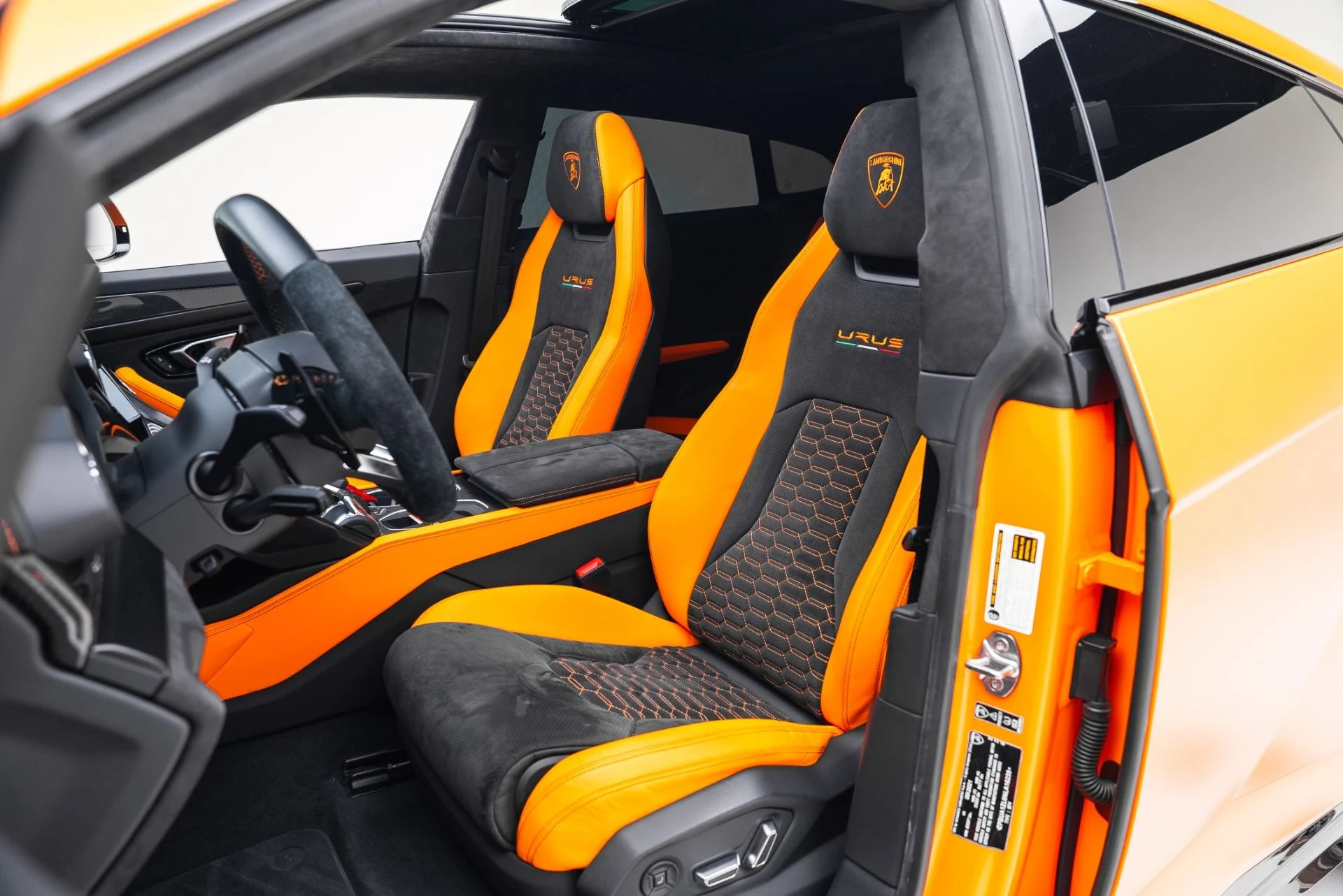 mph029_2280662501_Used_2022_Lamborghini_Urus_1765496907_aa6d79d27b