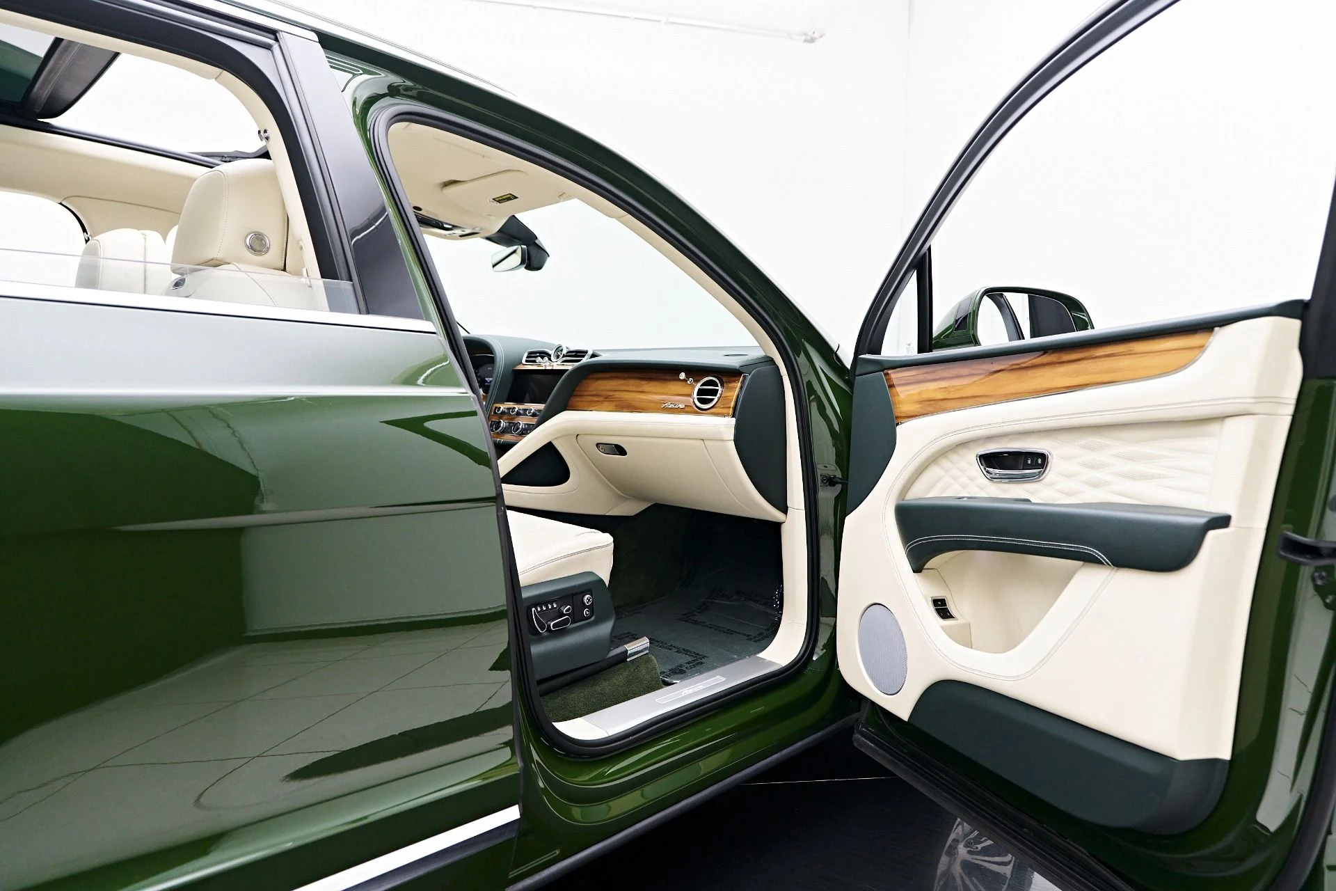 mph029_2304532110_Used_2023_Bentley_Bentayga_EWB_1754782423_5ef6c853df