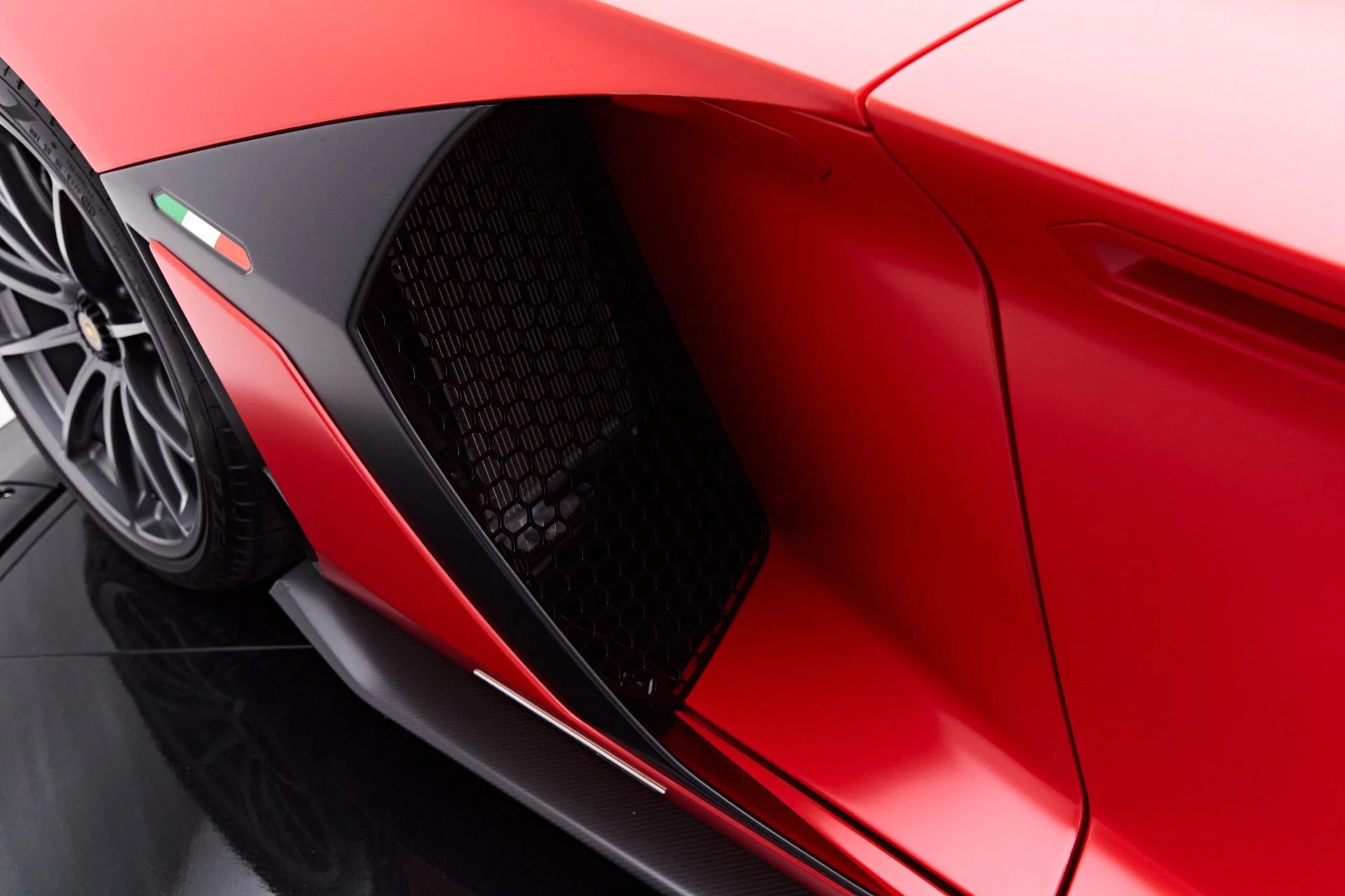 mph029_2311505977_Used_2019_Lamborghini_Aventador_SVJ_Base_1660667507_e4b051ebba