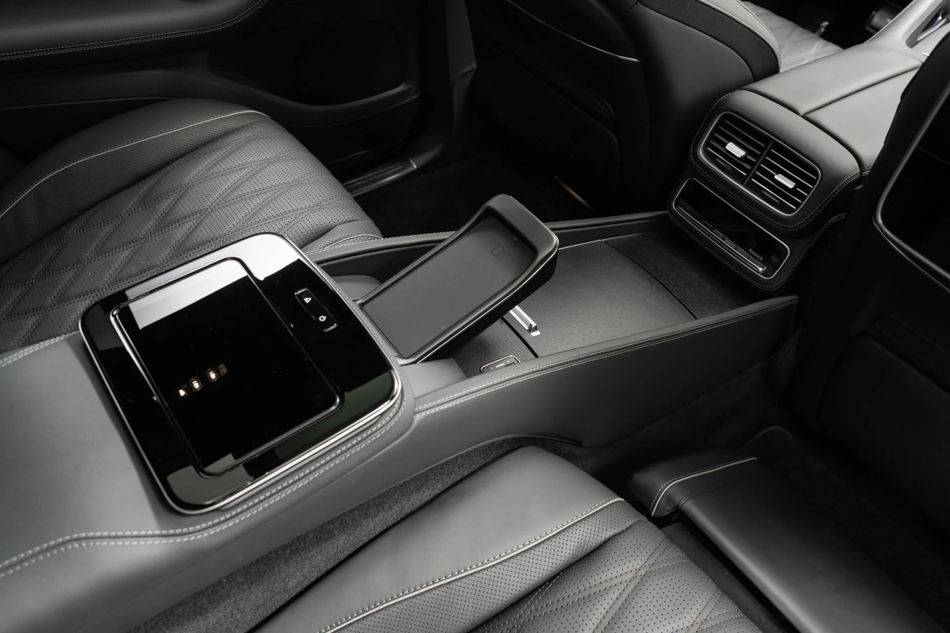 mph029_2329767883_Used_2024_Mercedes_Benz_Maybach_GLS_600_4_MATIC_4_Seat_Configuration_Rear_Seat_Entertainment_1776281488_a23ce57c5b