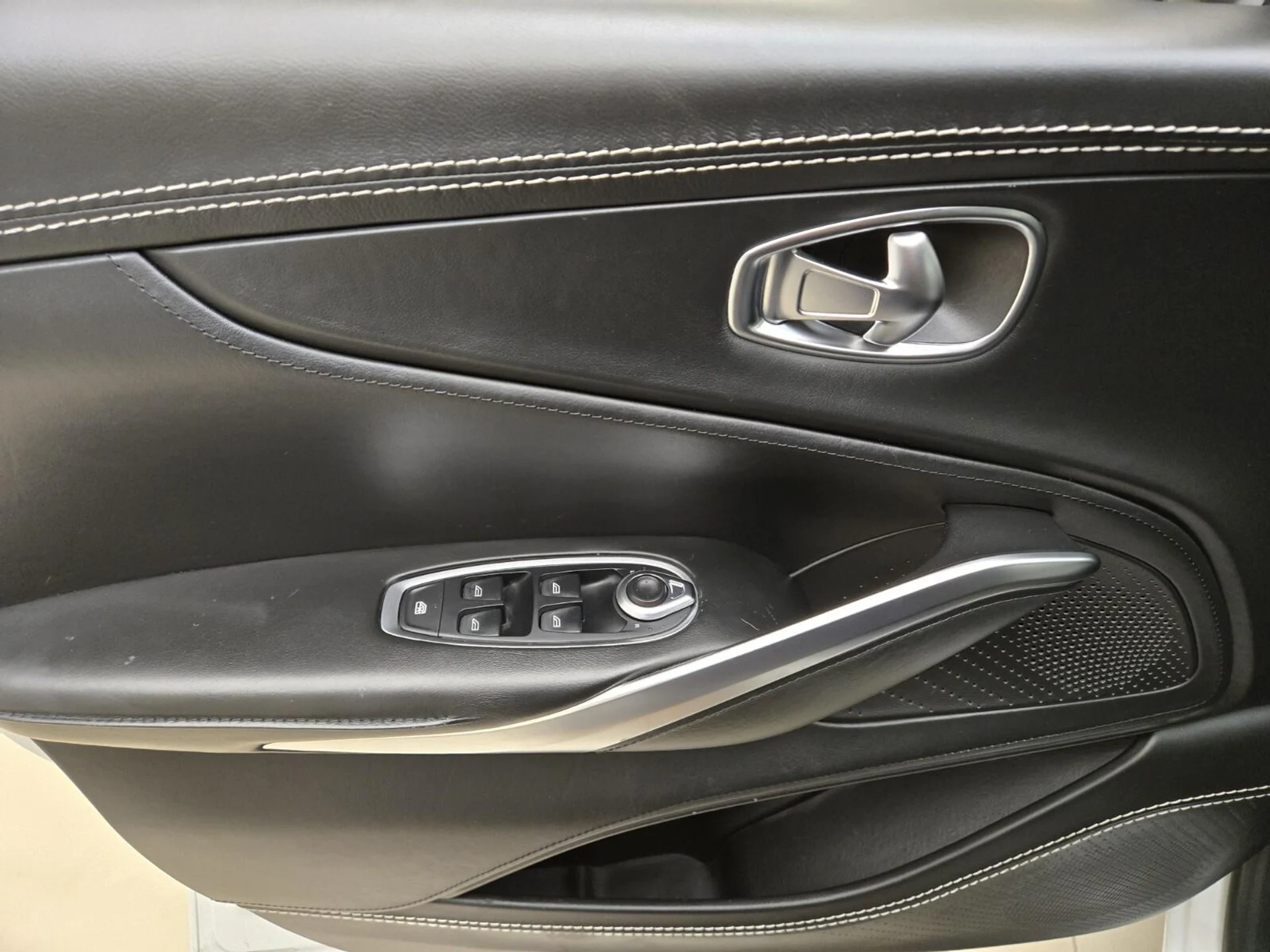 mph029_2336530906_Used_2021_Aston_Martin_DBX_1753164340_799829b760