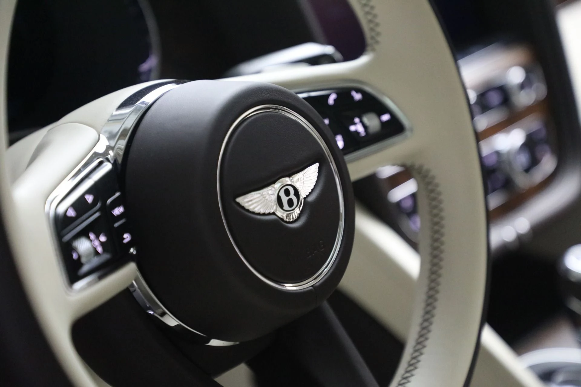 mph029_2382682952_Used_2024_Bentley_Bentayga_EWB_Azure_V8_7bd995dab5