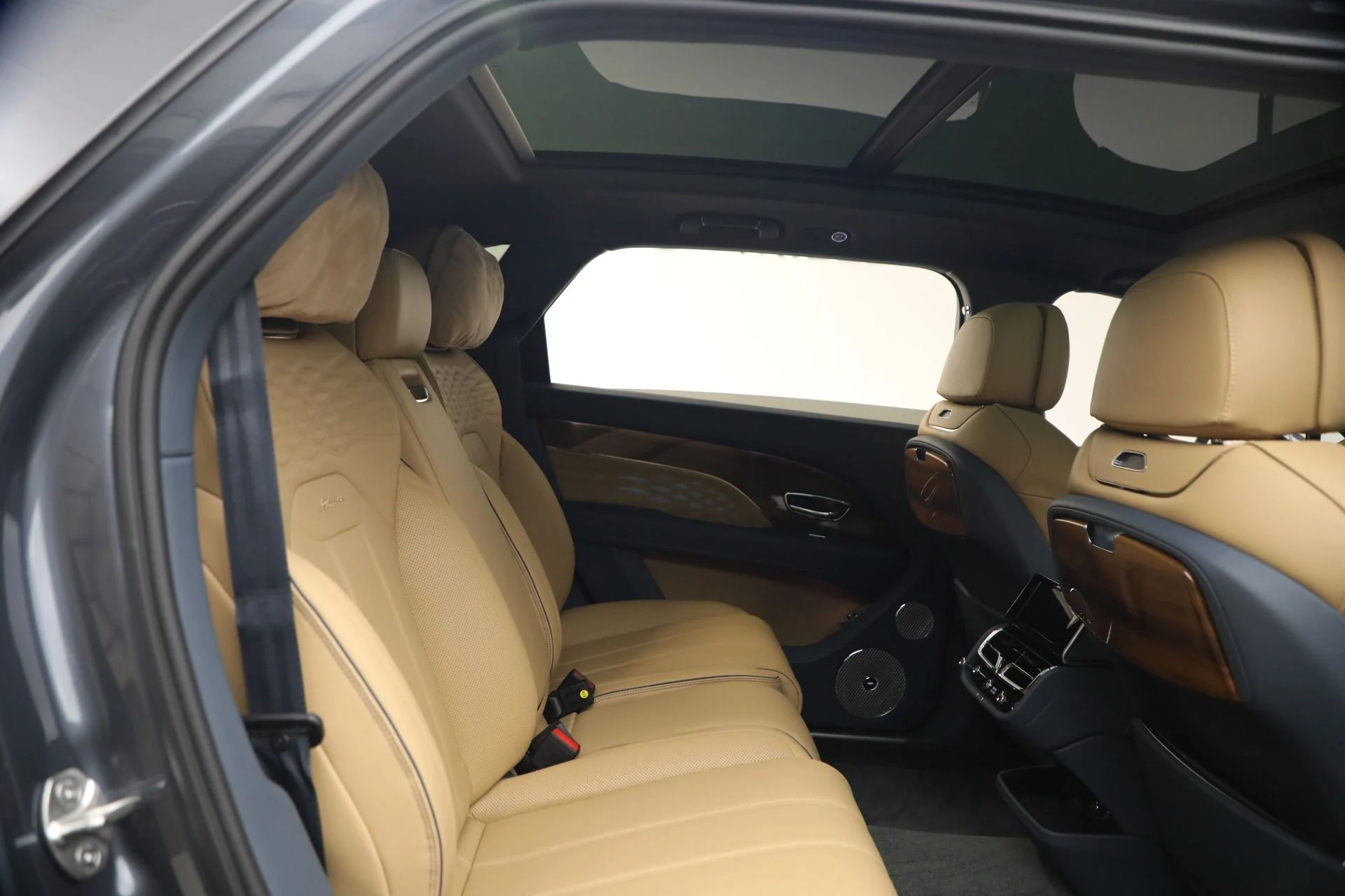mph029_2422589489_Used_2026_Bentley_Bentayga_EWB_Azure_V8_1788463039_398359fae2