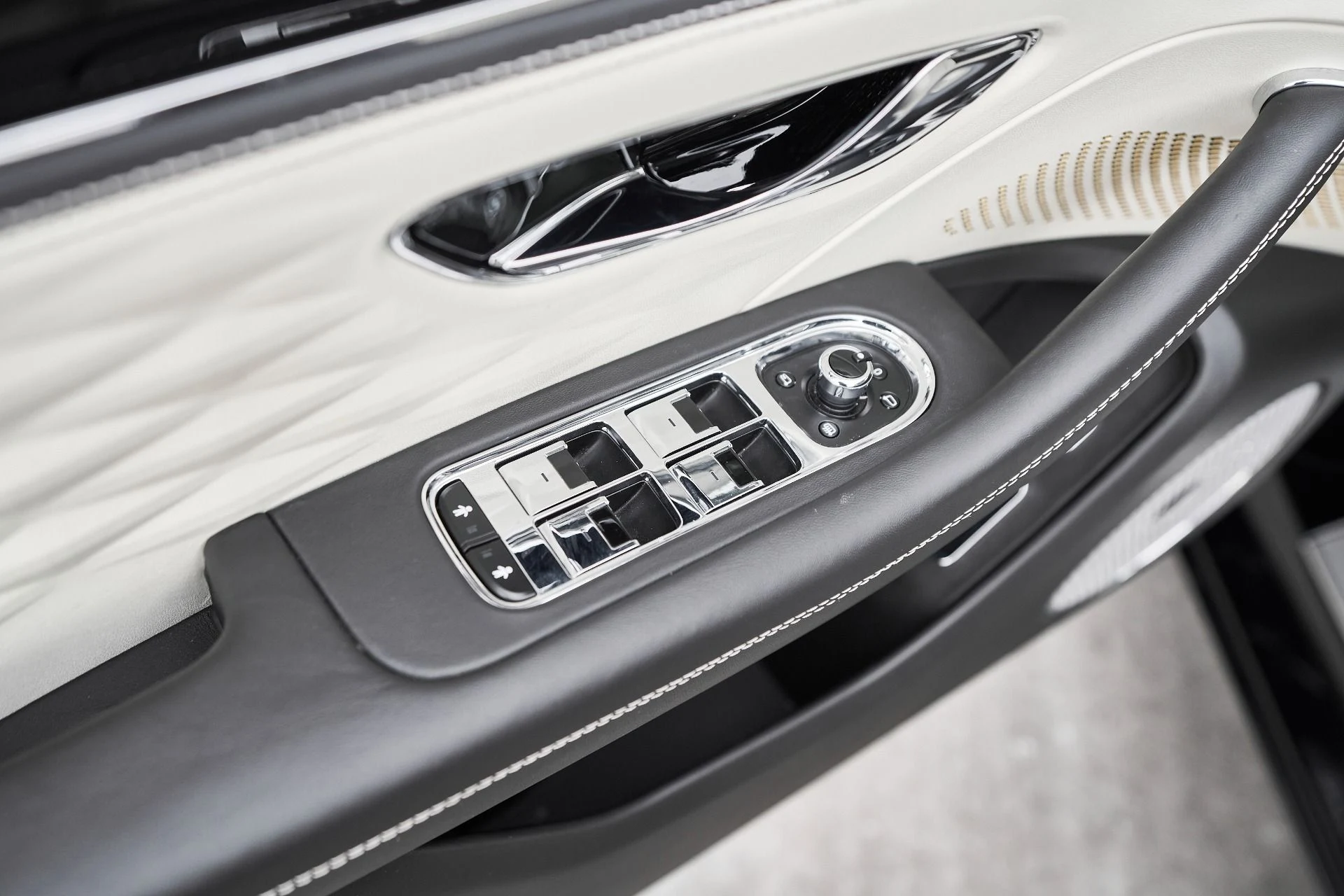 mph029_2426046102_Used_2022_Bentley_Flying_Spur_V8_1763502803_4279175ff2