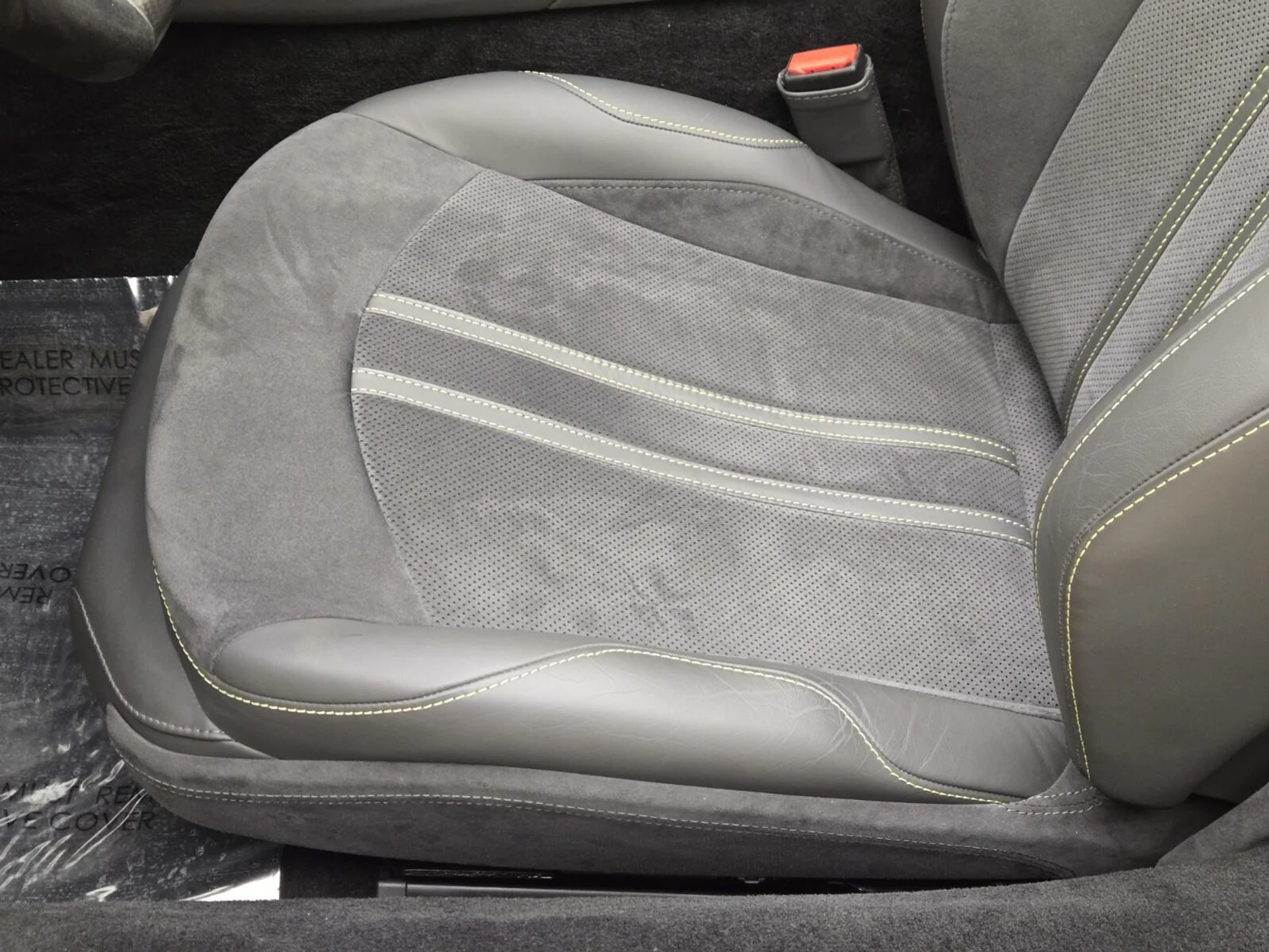 mph029_2438809405_Used_2023_Aston_Martin_Vantage_1762849168_038ba80438