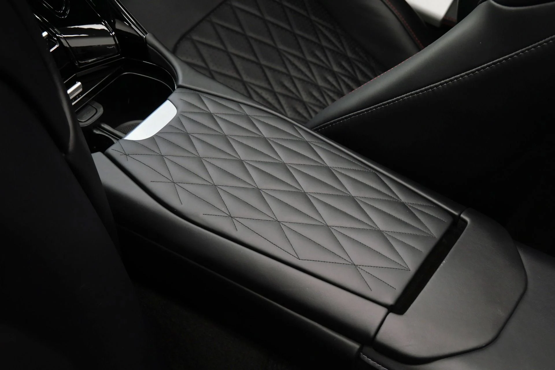 mph029_2468085538_Used_2025_Aston_Martin_DB_12_Volante_Inspire_Sport_Interior_Upper_and_Lower_Black_Packs_1778172034_ff53ebce3b