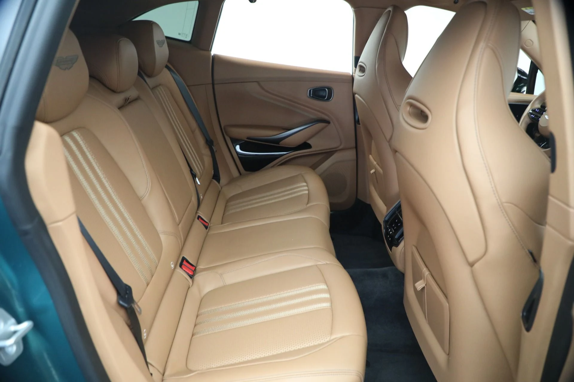 mph029_2517761515_Used_2025_Aston_Martin_DBX_707_1777035536_a15d065ec1