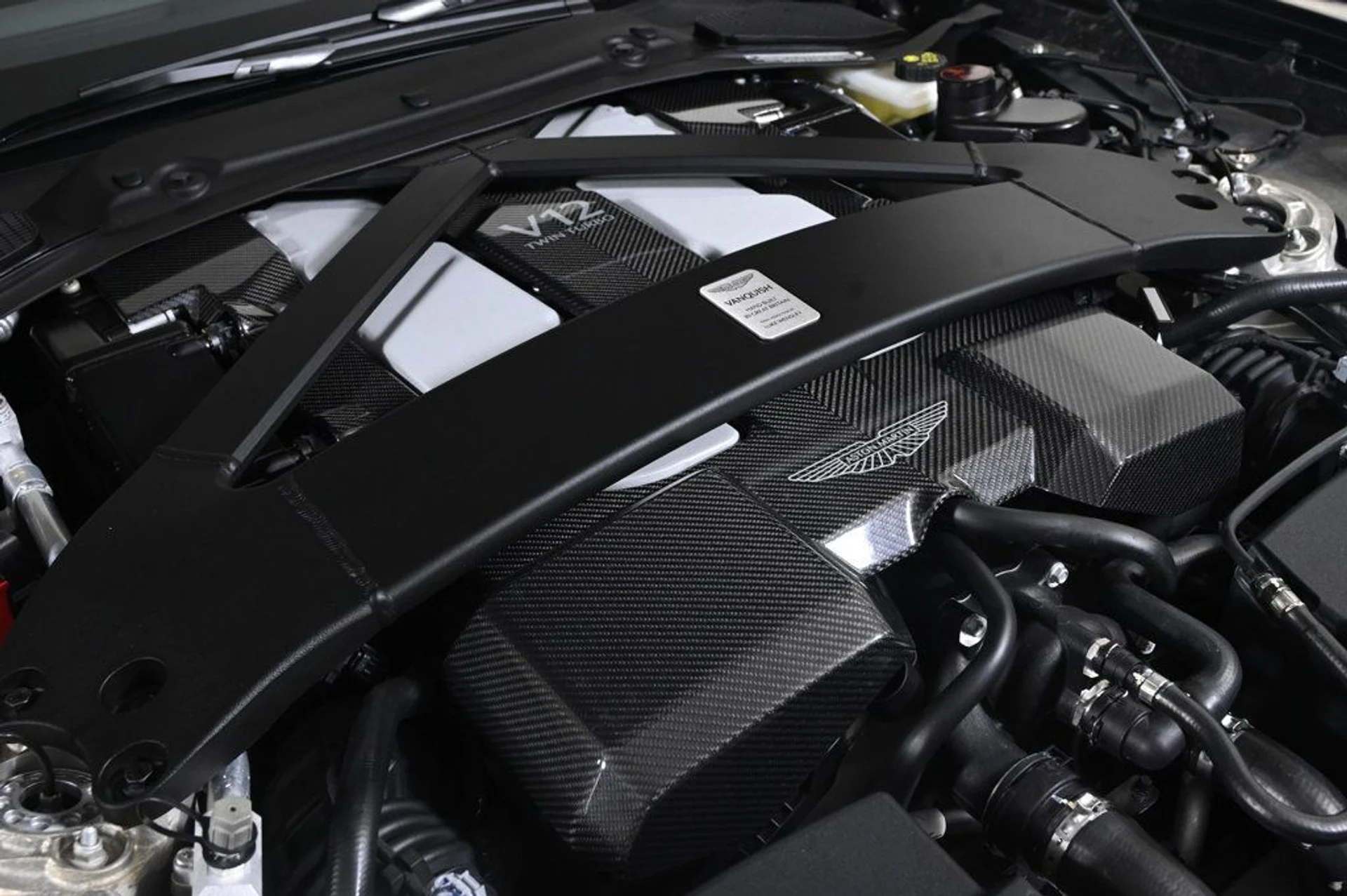 mph029_2528898077_used_2025_aston_martin_vanquish_v12_11350_22957360_29_1024_7f43e254b3