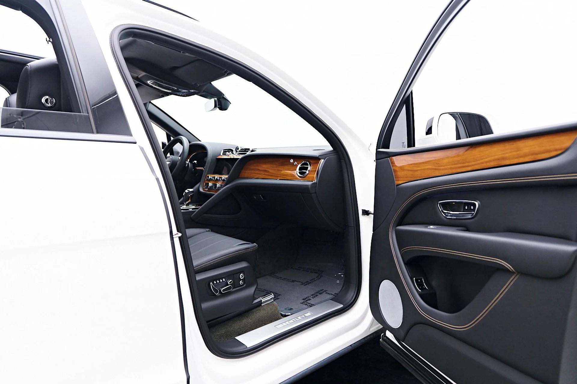 mph029_2542658722_Used_2023_Bentley_Bentayga_EWB_Azure_1745273088_a34cf06cc4