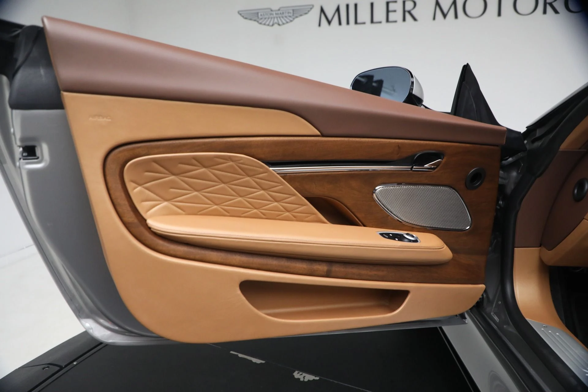 mph029_2547240357_Used_2024_Aston_Martin_DB_12_Volante_1792860706_2e193a8205
