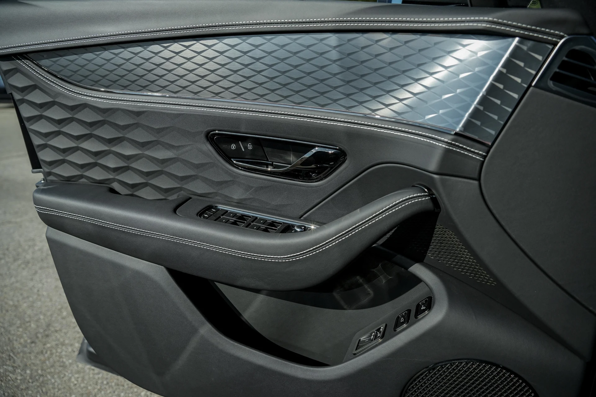 mph029_2569477628_Hi_Tech_Luxury_Imports_LLC_SCBBR_6_ZG_1_SC_022806_image_29_a677ca4af4