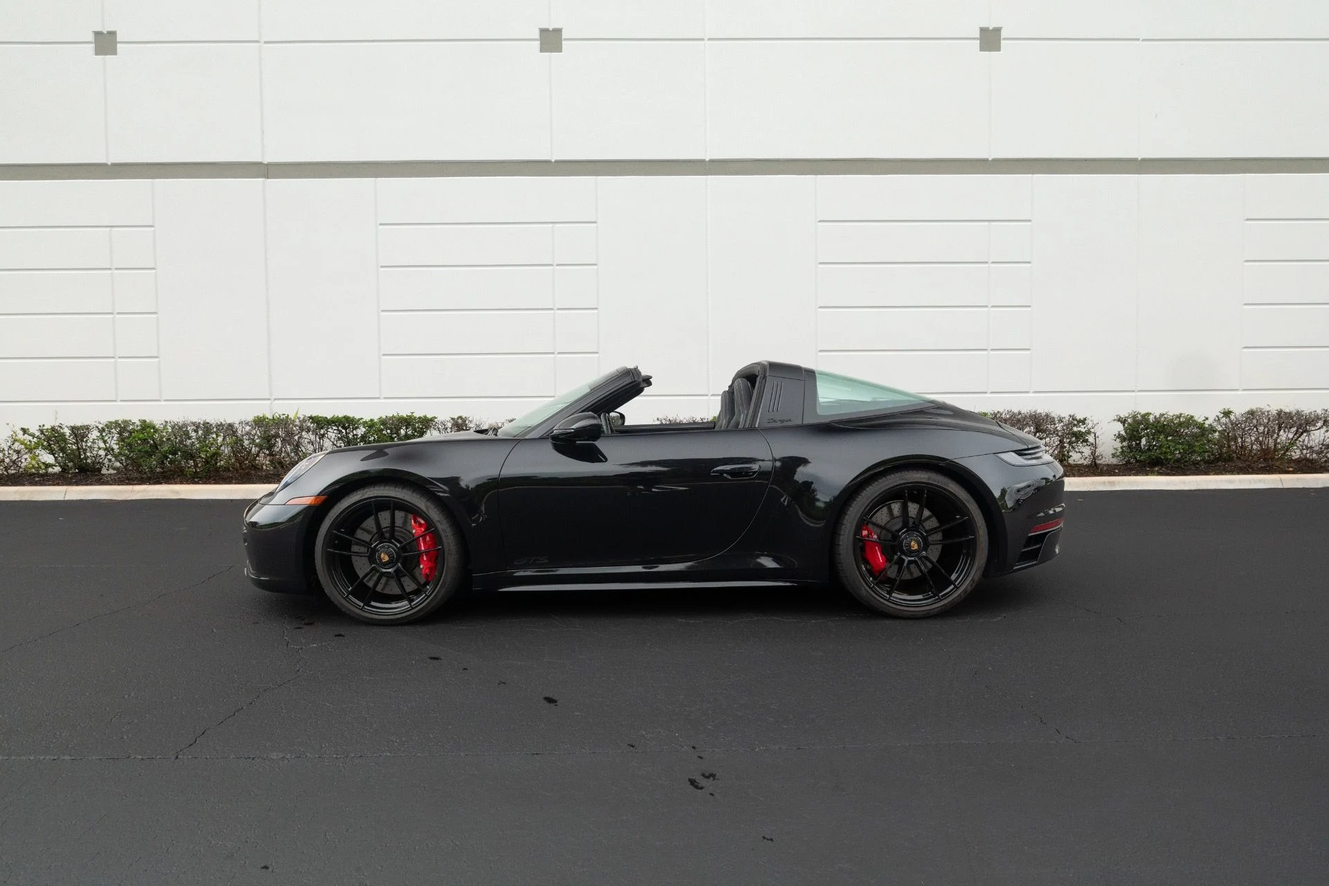 mph029_2573953396_Used_2024_Porsche_911_Targa_4_GTS_1758664261_551b9a7073