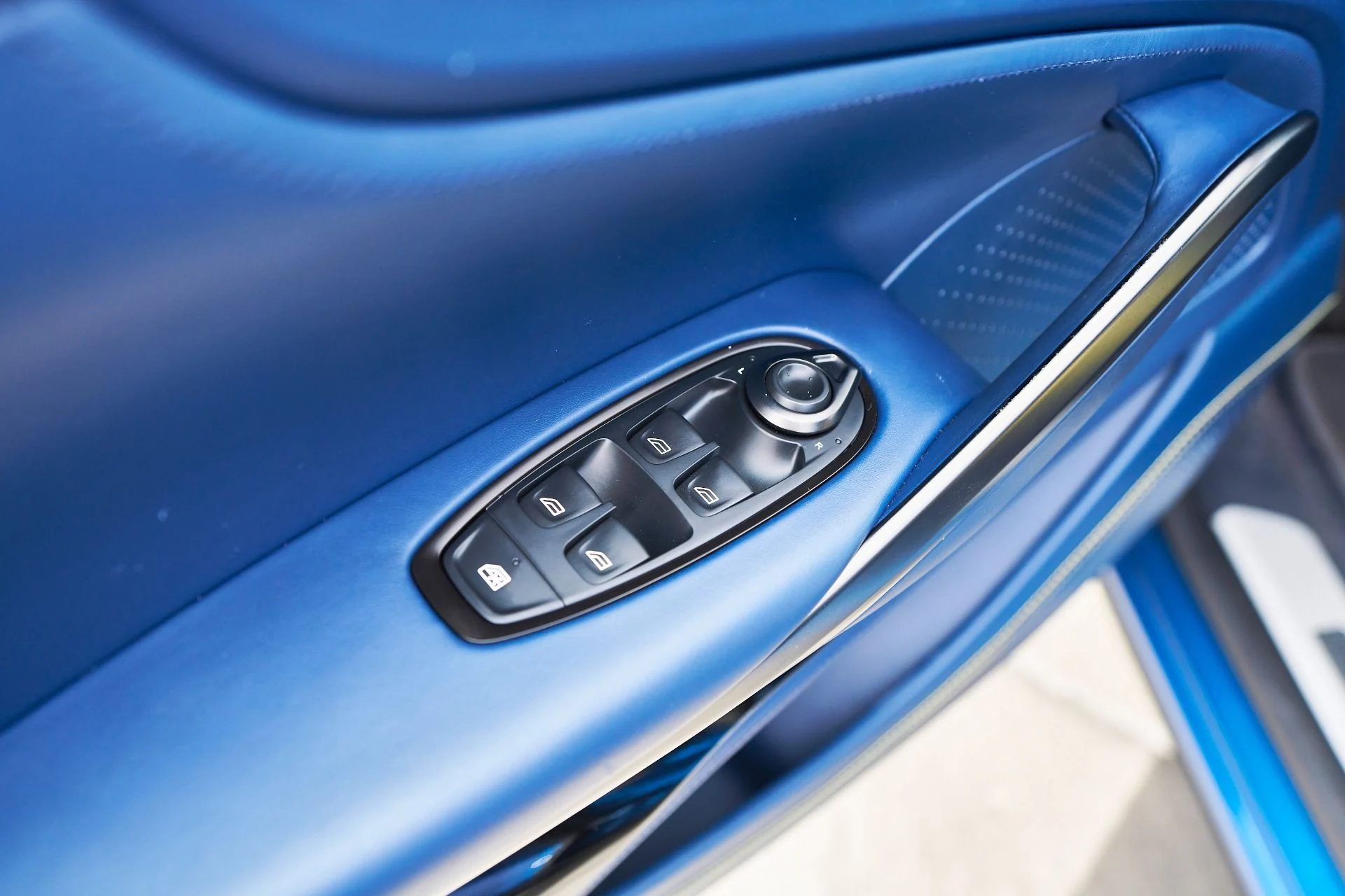 mph029_259546595_Used_2023_Aston_Martin_DBX_707_1762900346_25ef33cd80