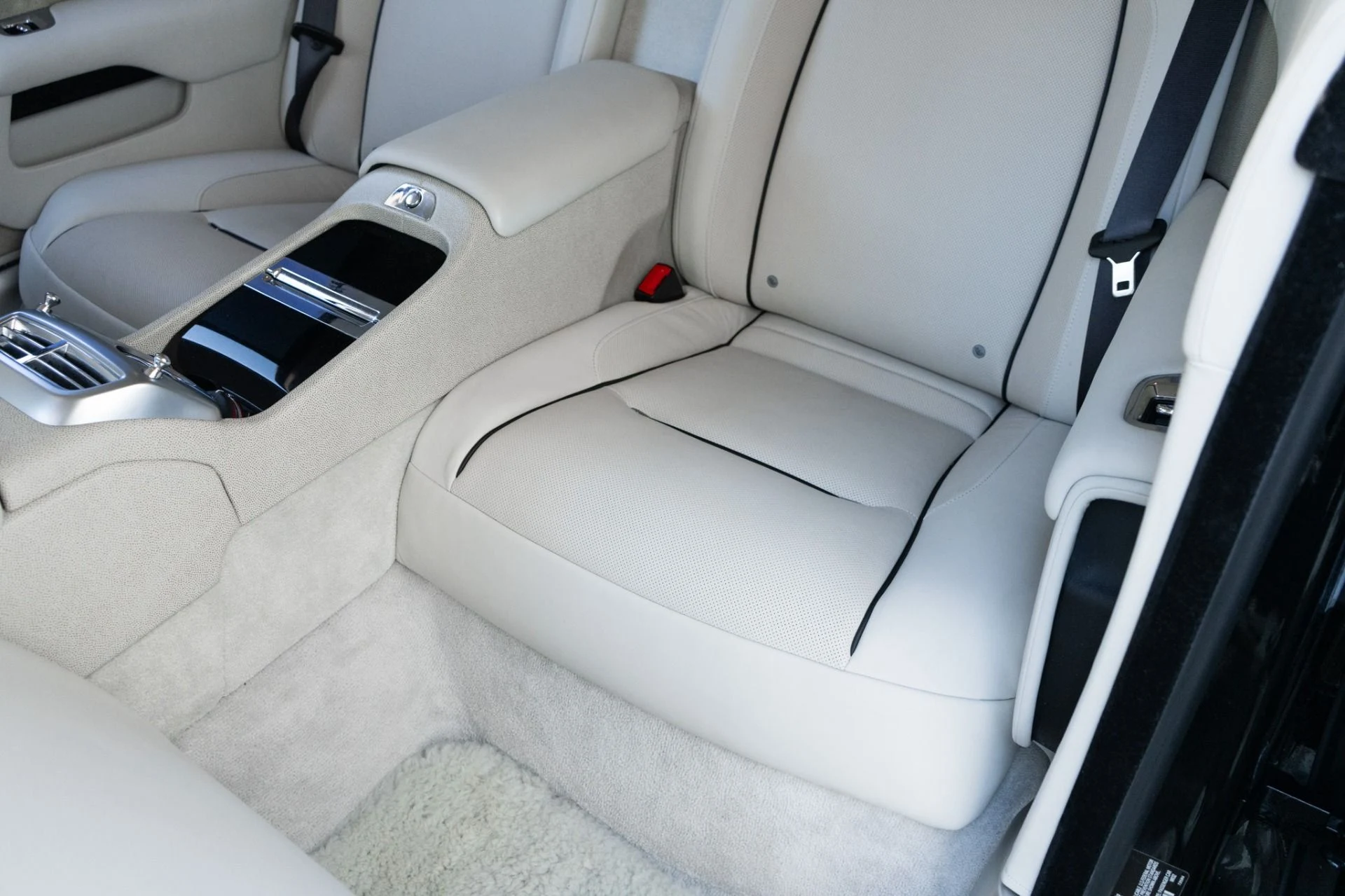 mph029_259745573_Used_2014_Rolls_Royce_Wraith_1761760080_3e681a42fb