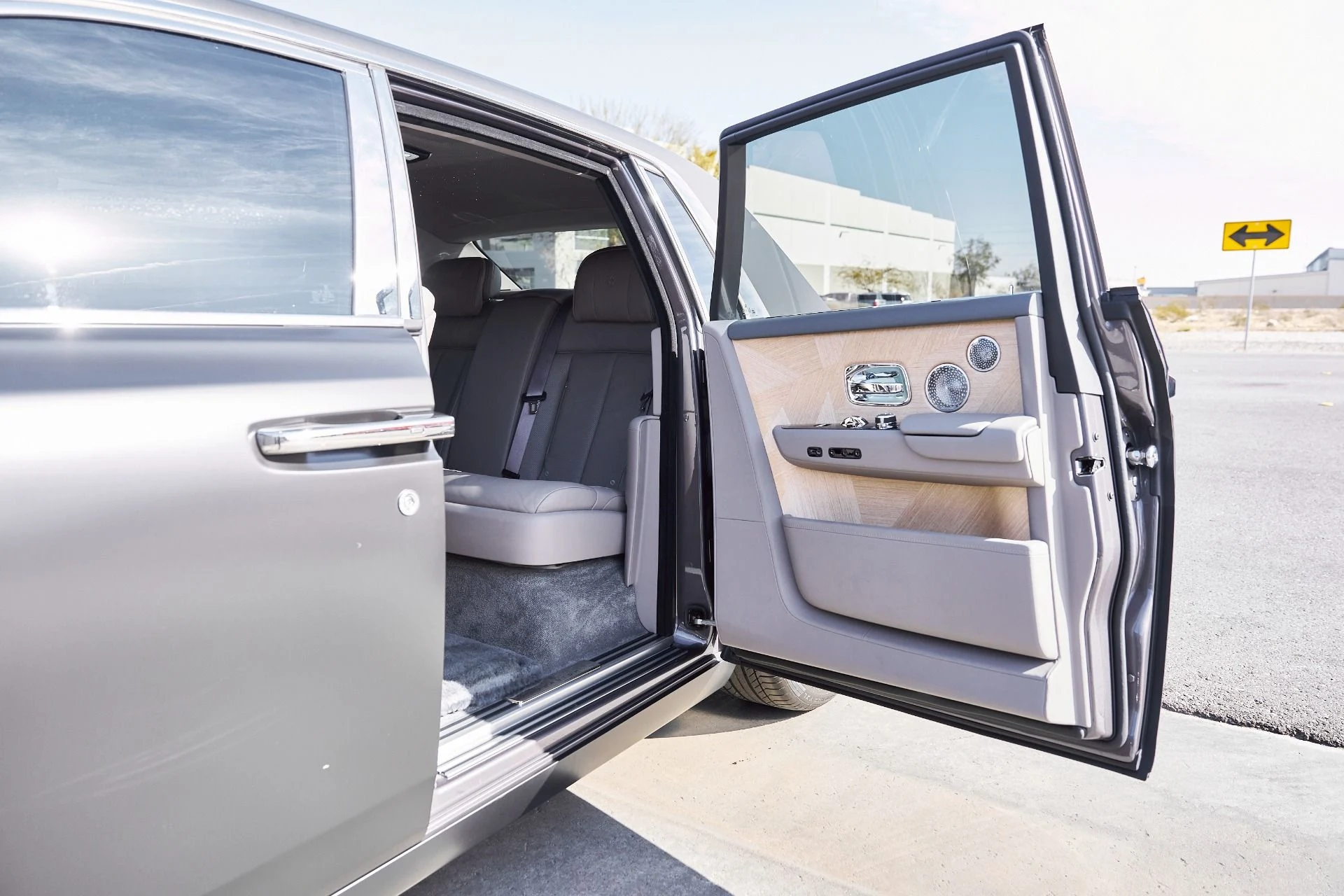 mph029_2604618824_Used_2025_Rolls_Royce_Phantom_Base_1769480907_cdadea7a1d