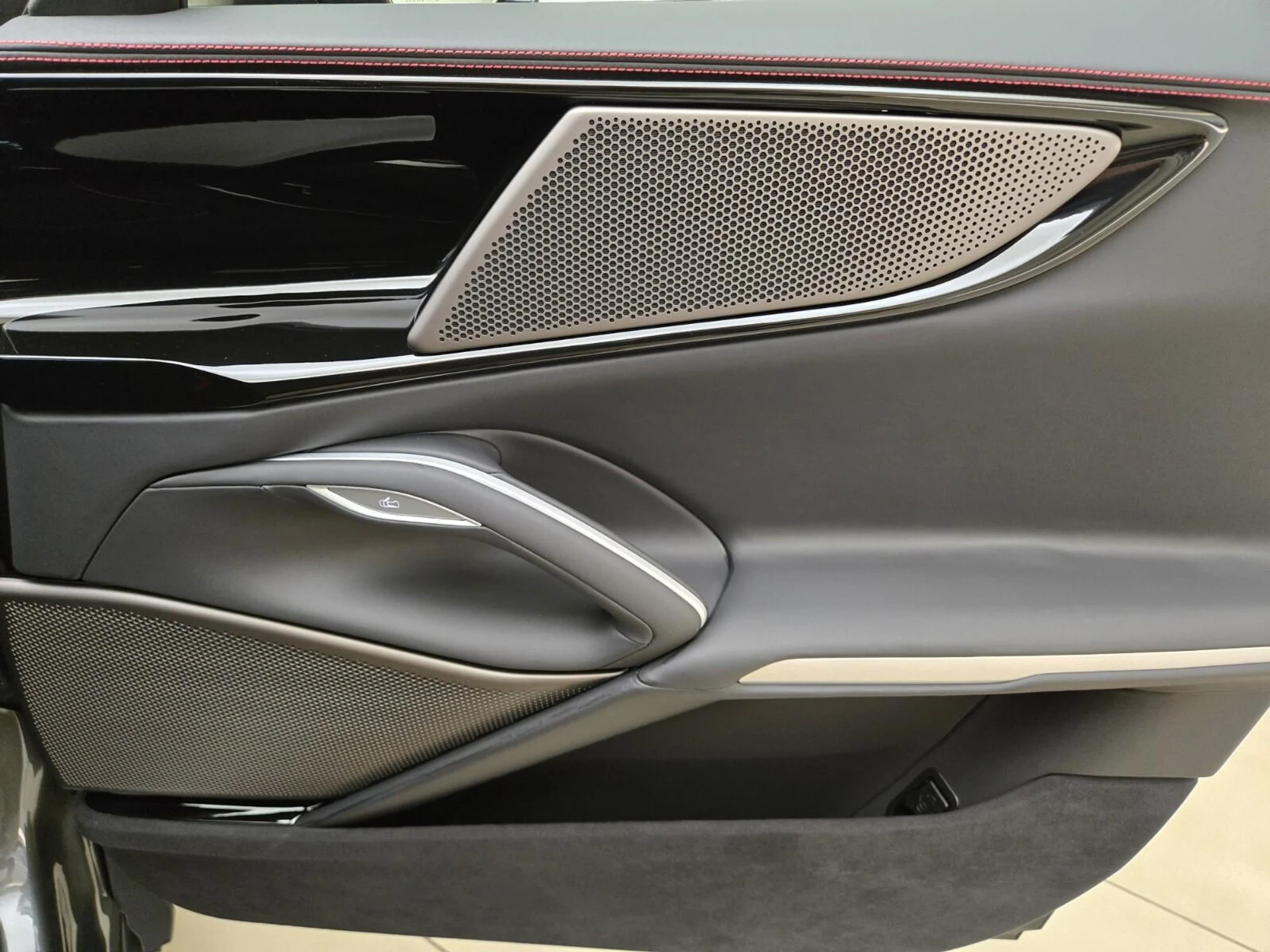 mph029_2617503718_Used_2026_Ferrari_Purosangue_1769237454_5a1dcff2e8